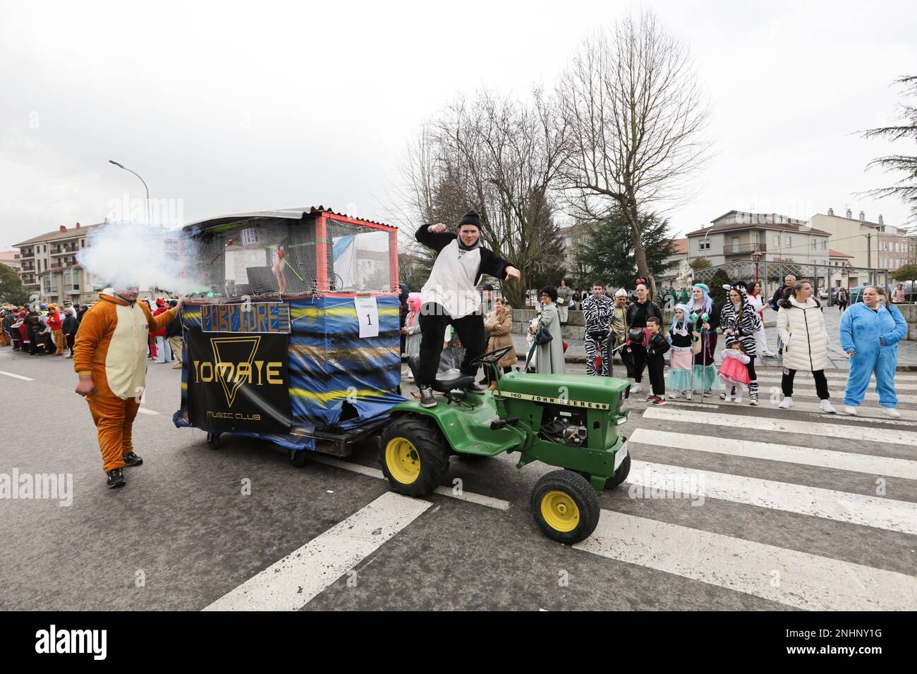 La gente festeggia il Carnevale a Xinzo de Limia, Ourense, Galizia, Spagna  il 21 febbraio 2023. Nell'ambito delle celebrazioni dell'Entroido, che è il  nome del carnevale in Galizia, si è svolta una