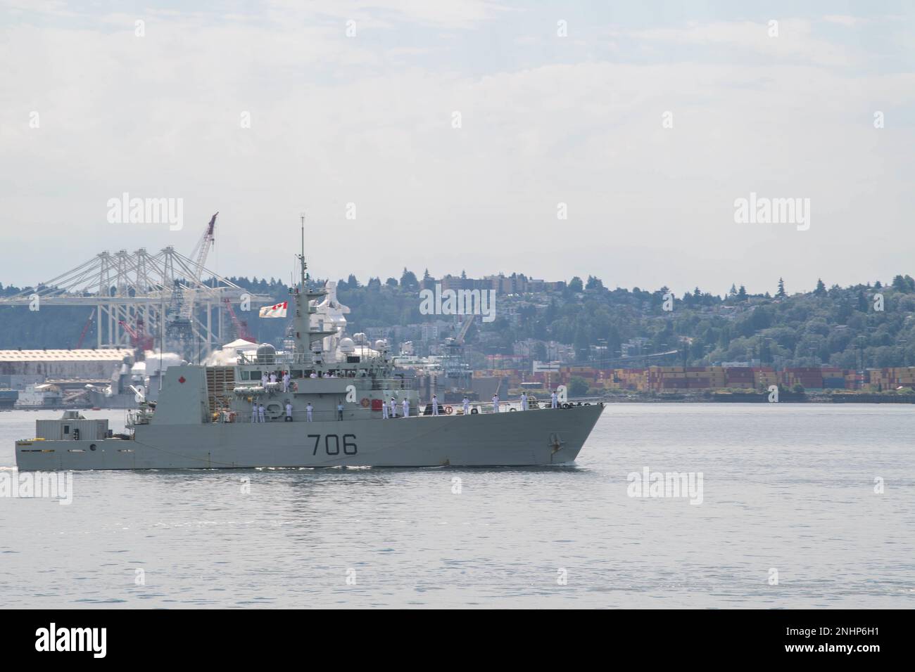 La nave di difesa costiera di classe Kingston HMCS Yellowknife (MM 706) transita a Seattle per la Fleet Week, 1 agosto 2022. Fleet Week Seattle è una celebrazione onorata del tempo dei servizi marittimi e offre ai cittadini di Washington l'opportunità di incontrare marinai, Marines e Coast Guardsmen, oltre a testimoniare in prima persona le ultime capacità dei servizi marittimi odierni. Foto Stock