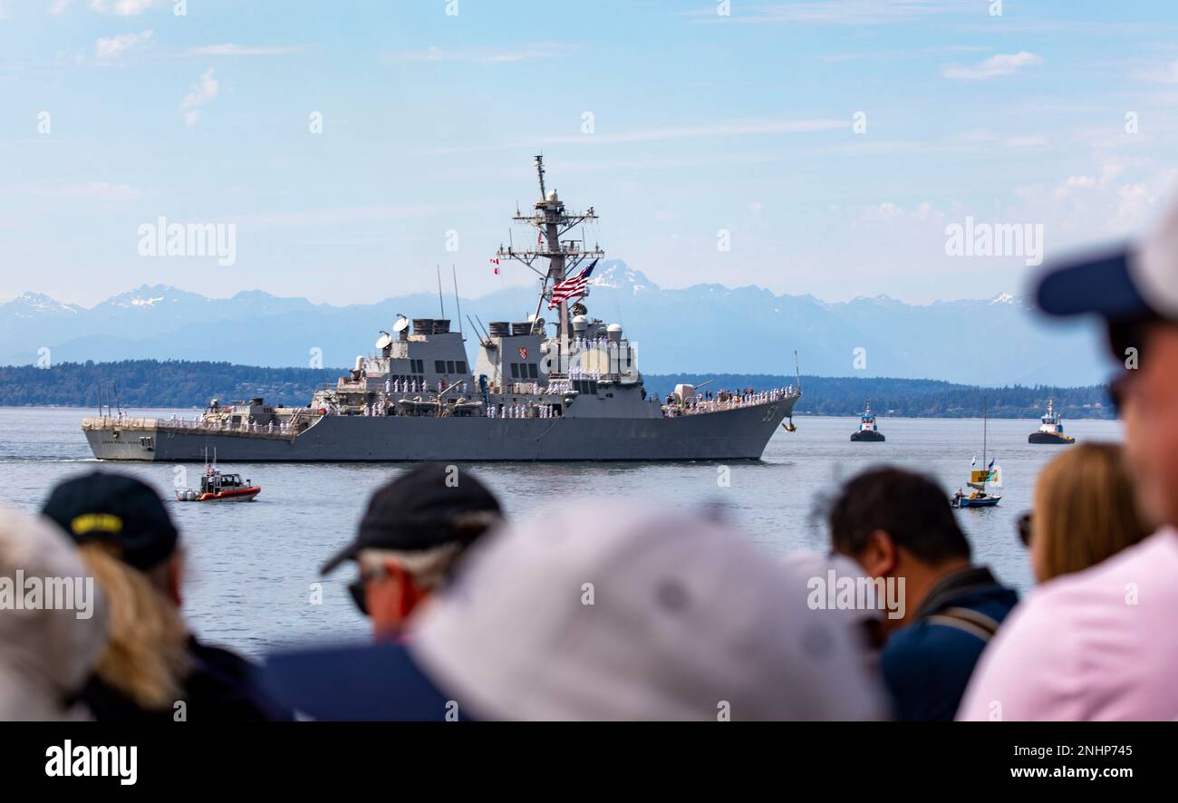 Il cacciatorpediniere missilistico guidato di classe Arleigh Burke USS John Paul Jones (DDG 53) partecipa alla parata delle navi durante la Fleet Week Seattle, 1 agosto 2022. Fleet Week Seattle è una celebrazione a tempo onorata dei servizi marittimi e offre ai cittadini di Washington l'opportunità di incontrare marinai, Marines e Coast Guardsmen, oltre a testimoniare in prima persona le ultime capacità dei servizi marittimi di oggi. Foto Stock