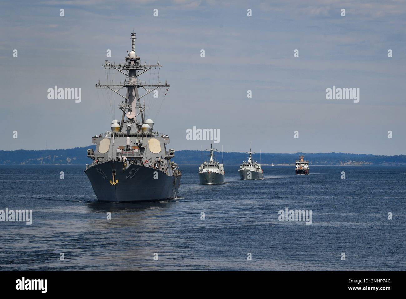 STATI UNITI Cacciatorpediniere di missili guidati della Marina USS John Paul Jones (DDG 53), navi di difesa costiere di classe Kingston HMCS Saskatoon (MM 709) e Yellowknife (MM 706) e U.S. Il taglierino della Guardia di costa Henry Blake (WLM 563) transita durante la parata delle navi, il 1 agosto a sostegno della Fleet Week Seattle 2022. Fleet Week Seattle è una celebrazione celebrata da tempo dei servizi marittimi che offre ai cittadini di Washington l’opportunità di incontrare marinai, Marines e Coast Guardsmen e di assistere alle ultime capacità dei servizi marittimi di oggi. Foto Stock