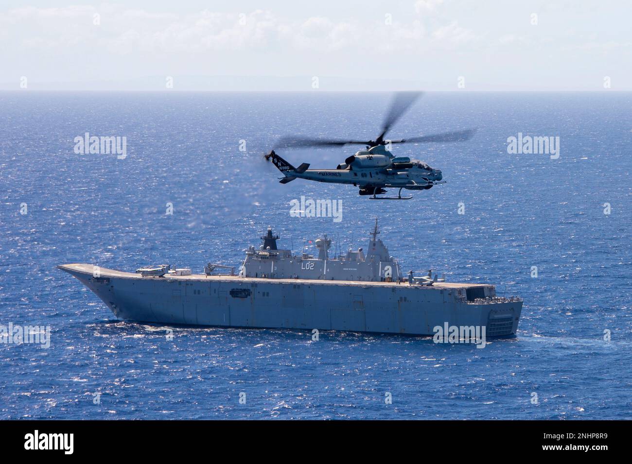 OCEANO PACIFICO (agosto 1, 2022) un AH-1Z Viper, attaccato al Marine Light Attack Helicopter Squadron (HMLA) 169, conduce operazioni di volo con la Royal Australian Navy Canberra-Class atterraggio elicottero dock HMAS Canberra (L02), durante Rim of the Pacific (RIMPAC) 2022, Agosto 1. Ventisei nazioni, 38 navi, tre sommergibili, più di 170 aerei e 25.000 persone partecipano a RIMPAC dal 29 giugno al 4 agosto nelle Isole Hawaii e nella California meridionale. Il più grande esercizio marittimo internazionale del mondo, RIMPAC offre un'opportunità di formazione unica, promuovendo e sustai Foto Stock