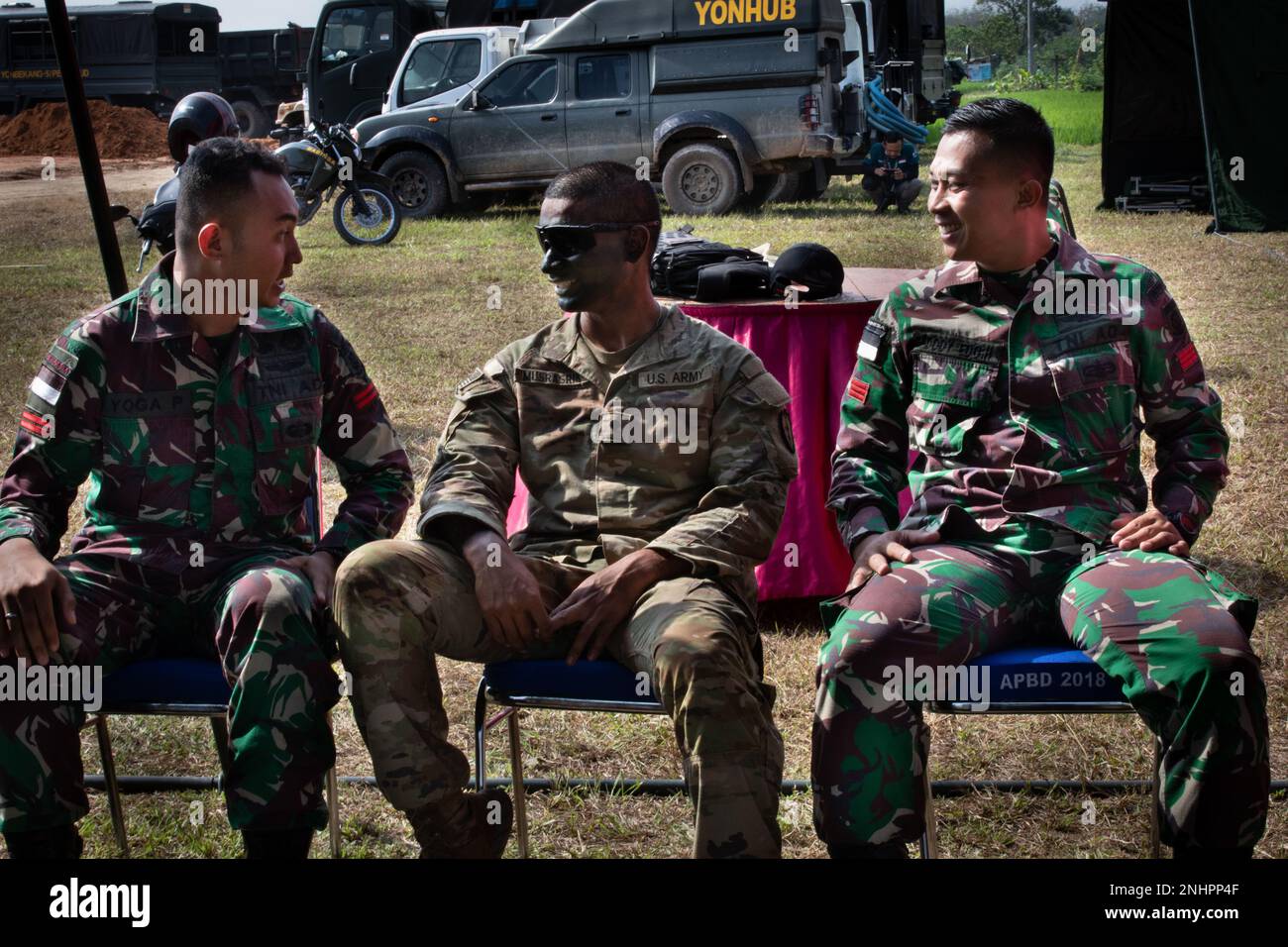 Johnny Musrasrik, un uomo di fanteria assegnato a 25 Divisione di fanteria, scherza con i soldati indonesiani di Tentara Nasional prima di provare per una cerimonia Super Garuda Airborne a Baturaja, Indonesia il 2 agosto 2022. Super Garuda Shield, una parte dell'operazione Pathways e un esercizio militare annuale e bilaterale di lunga data condotto tra l'esercito statunitense e le forze armate nazionali indonesiane, rafforza gli impegni degli Stati Uniti nei confronti dei nostri alleati e partner regionali, la disponibilità congiunta e l'interoperabilità per combattere e vincere insieme. Foto Stock