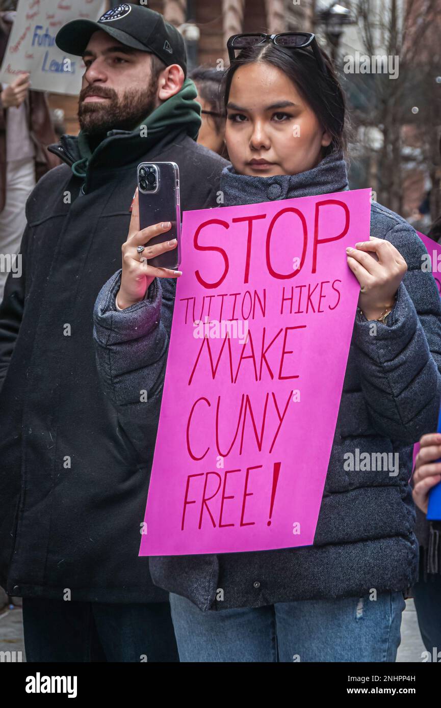 STATI UNITI. 21st Feb, 2023. Il 21 febbraio, 2023 membri del Professional staff Congress/CUNY (PSC) si sono Uniti agli studenti e alla facoltà del Baruch College Main plaza per un rally per chiedere una CUNY gratuita per le lezioni. (Foto di Erik McGregor/Sipa USA) Credit: Sipa USA/Alamy Live News Foto Stock