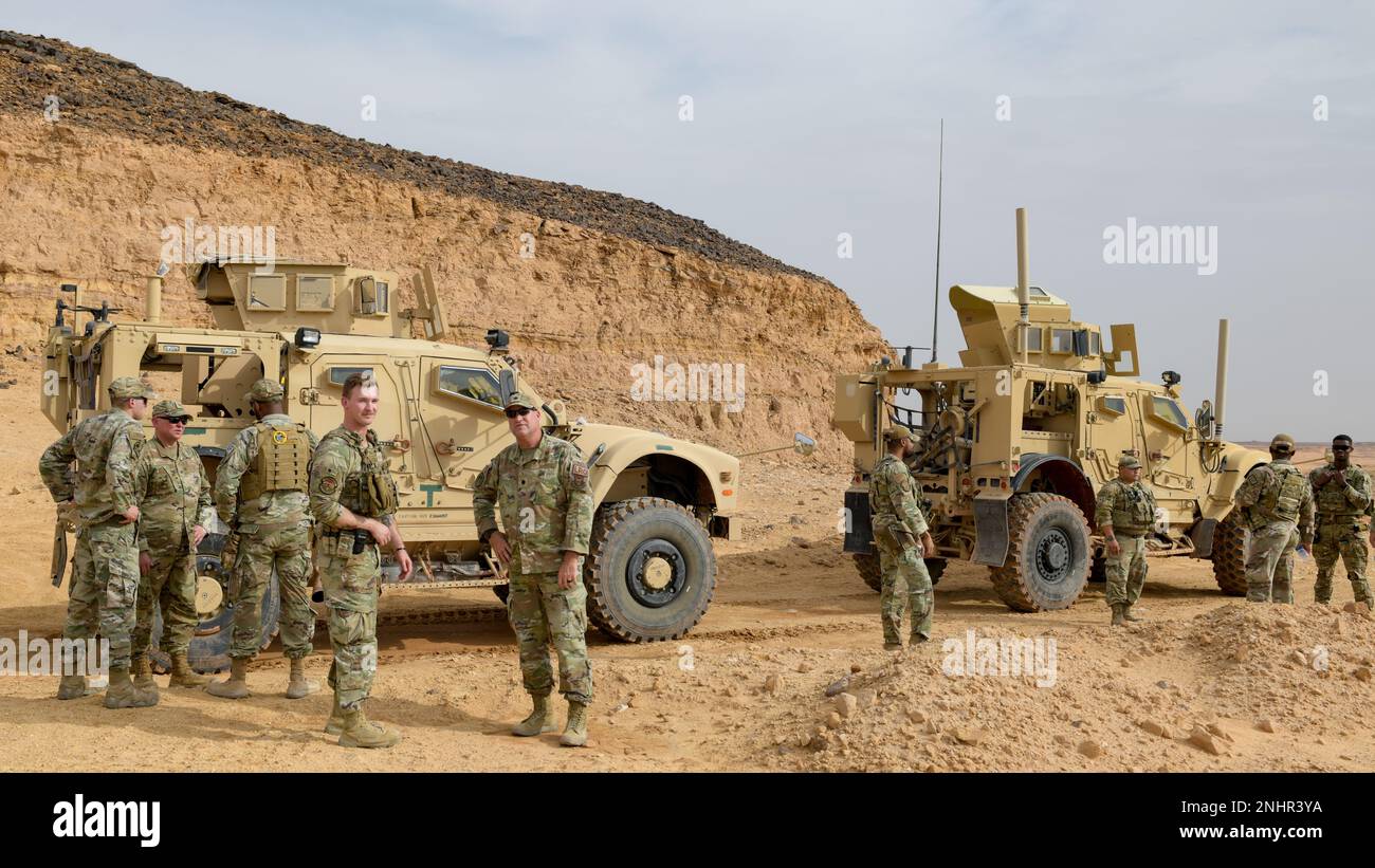 STATI UNITI Il Colon. Britt Vanshur e il Lt. Colon. Dave Borden, i consulenti della componente della riserva aerea assegnati alla Nona aeronautica militare, parlano con i Reserviss e i Guardsmen assegnati allo Squadron delle forze di sicurezza di spedizione 378th, alla base aerea del principe Sultan, Regno dell'Arabia Saudita, 1 agosto 2022. Vanshur e Borden hanno visitato il PSAB, dal 1 al 2 agosto, per incontrare e interagire con i Riservisti e i Guardsmen assegnati al 378th Air Expeditionary Wing. La missione DI ARC è quella di rappresentare il comando della Riserva dell'Aeronautica militare e il National Guard Bureau, consigliare i leader dispiegati sulle questioni ARC e sostenere i Reserviisti e la Guardsm dispiegati Foto Stock