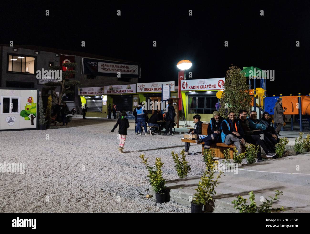 Hatay, Turchia. 21st Feb, 2023. Una città falsa viene eretta un'ora fuori da Hatay, in Turchia, per fare da sfondo a una scena pubblicitaria con il presidente turco, Tayyip Erdogan, per spingere una falsa storia sulla risposta governativa ai terremoti letali nella regione. (Credit Image: © Svet Jacqueline/ZUMA Press Wire) SOLO PER USO EDITORIALE! Non per USO commerciale! Foto Stock