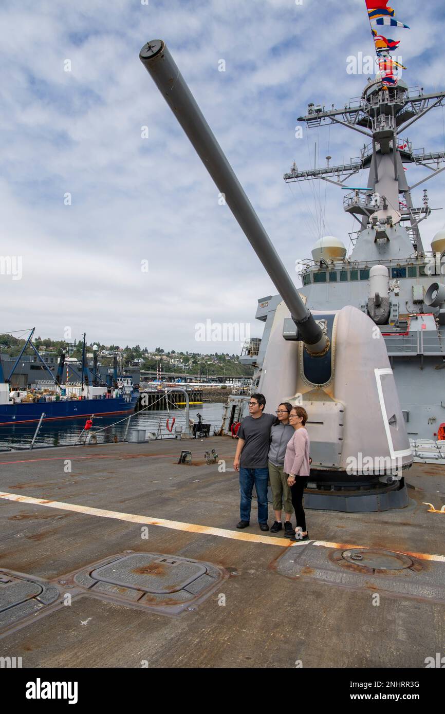 Tre residenti locali di Seattle posano per una foto a bordo del cacciatorpediniere missilistico guidato di classe Arleigh Burke USS John Paul Jones (DDG 53) durante la Fleet Week, 2 agosto 2022. Fleet Week Seattle è una celebrazione onorata del tempo dei servizi marittimi e offre ai cittadini di Washington l'opportunità di incontrare marinai, Marines e Coast Guardsmen, oltre a testimoniare in prima persona le ultime capacità dei servizi marittimi odierni. Foto Stock