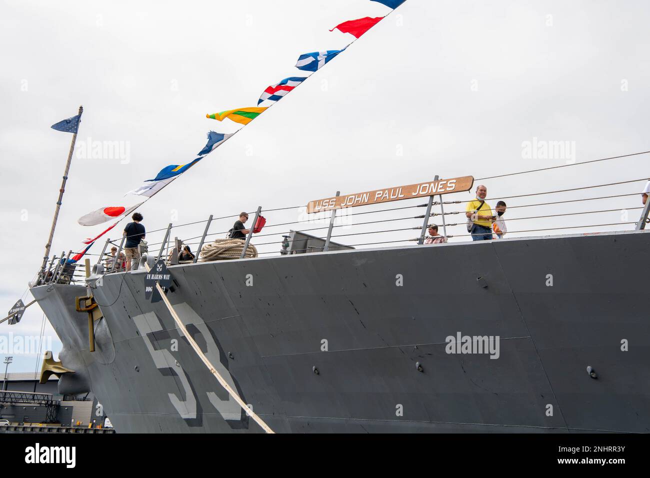 I residenti locali di Seattle visitano il cacciatorpediniere missilistico guidato di classe Arleigh Burke USS John Paul Jones (DDG 53) durante la Fleet Week, 2 agosto 2022. Fleet Week Seattle è una celebrazione onorata del tempo dei servizi marittimi e offre ai cittadini di Washington l'opportunità di incontrare marinai, Marines e Coast Guardsmen, oltre a testimoniare in prima persona le ultime capacità dei servizi marittimi odierni. Foto Stock