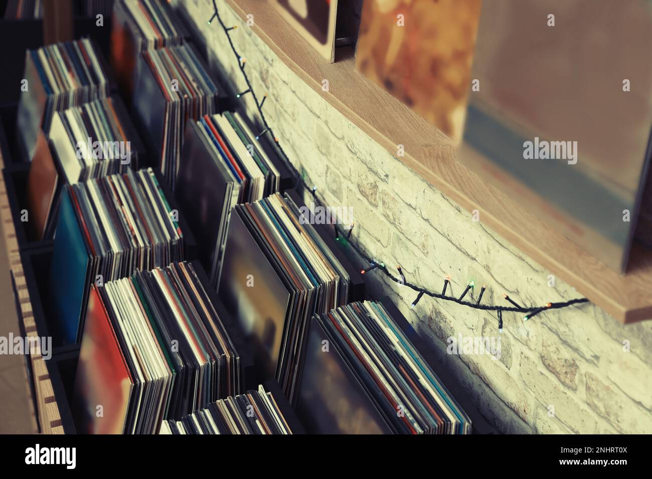 Rack e scaffale con diversi dischi in vinile in negozio Foto Stock