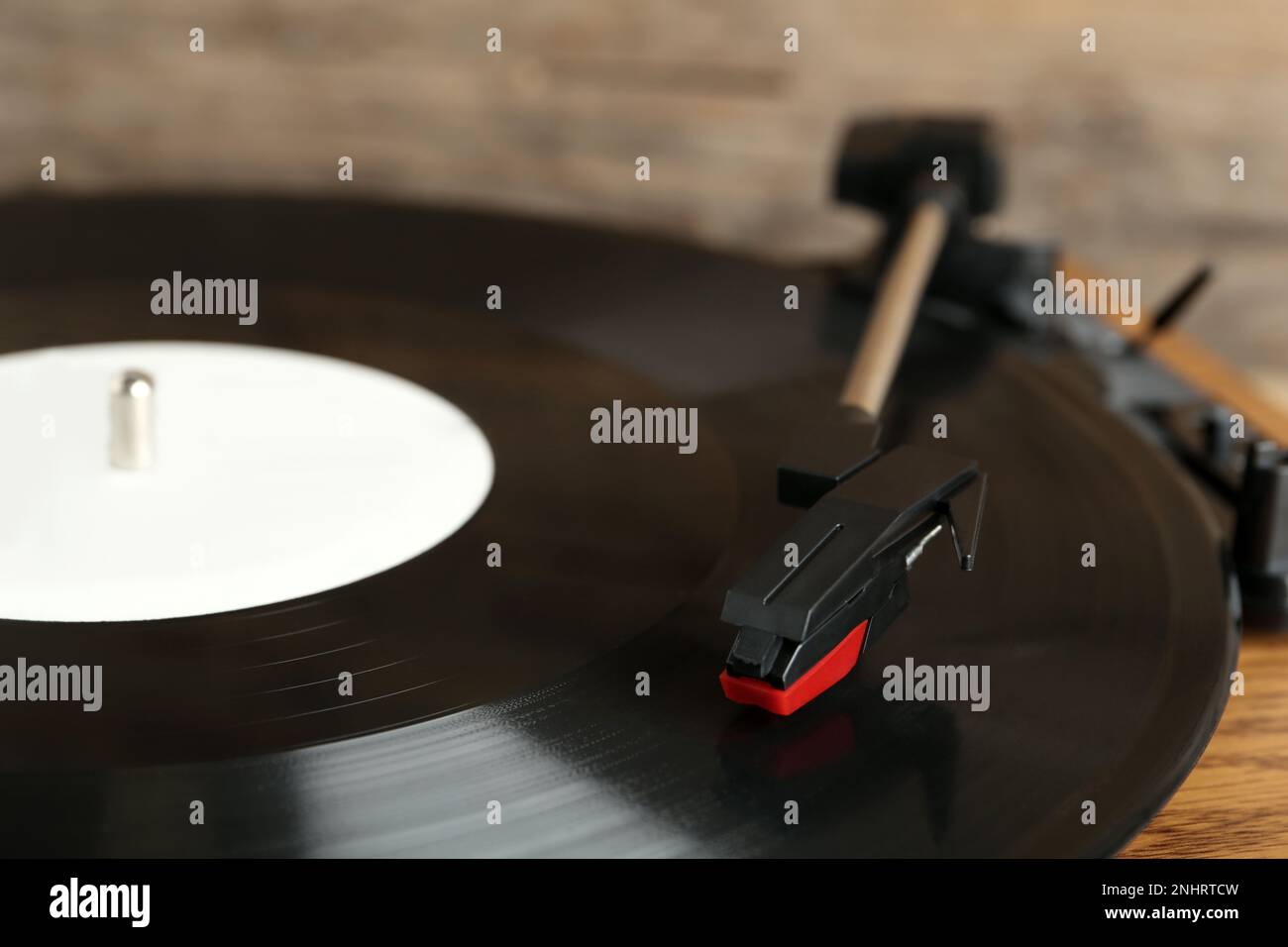 Disco in vinile sul giradischi su sfondo sfocato, primo piano Foto Stock