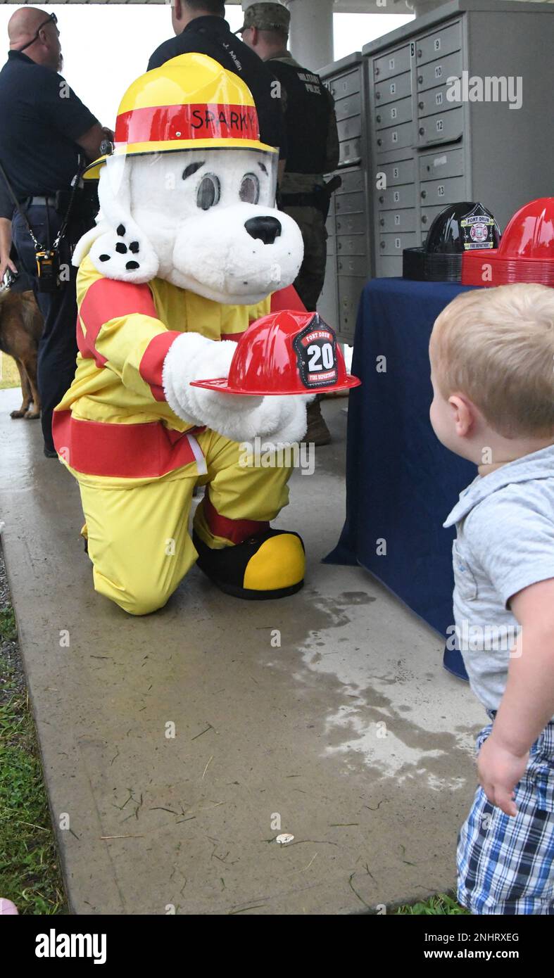 Sparky The Fire Dog e McGruff The Crime Dog erano tra gli ospiti speciali che salutavano i membri della famiglia durante la National Night out il 2 agosto a Fort Drum. (Foto di Mike Strasser, Fort Drum Garrison Public Affairs) Foto Stock