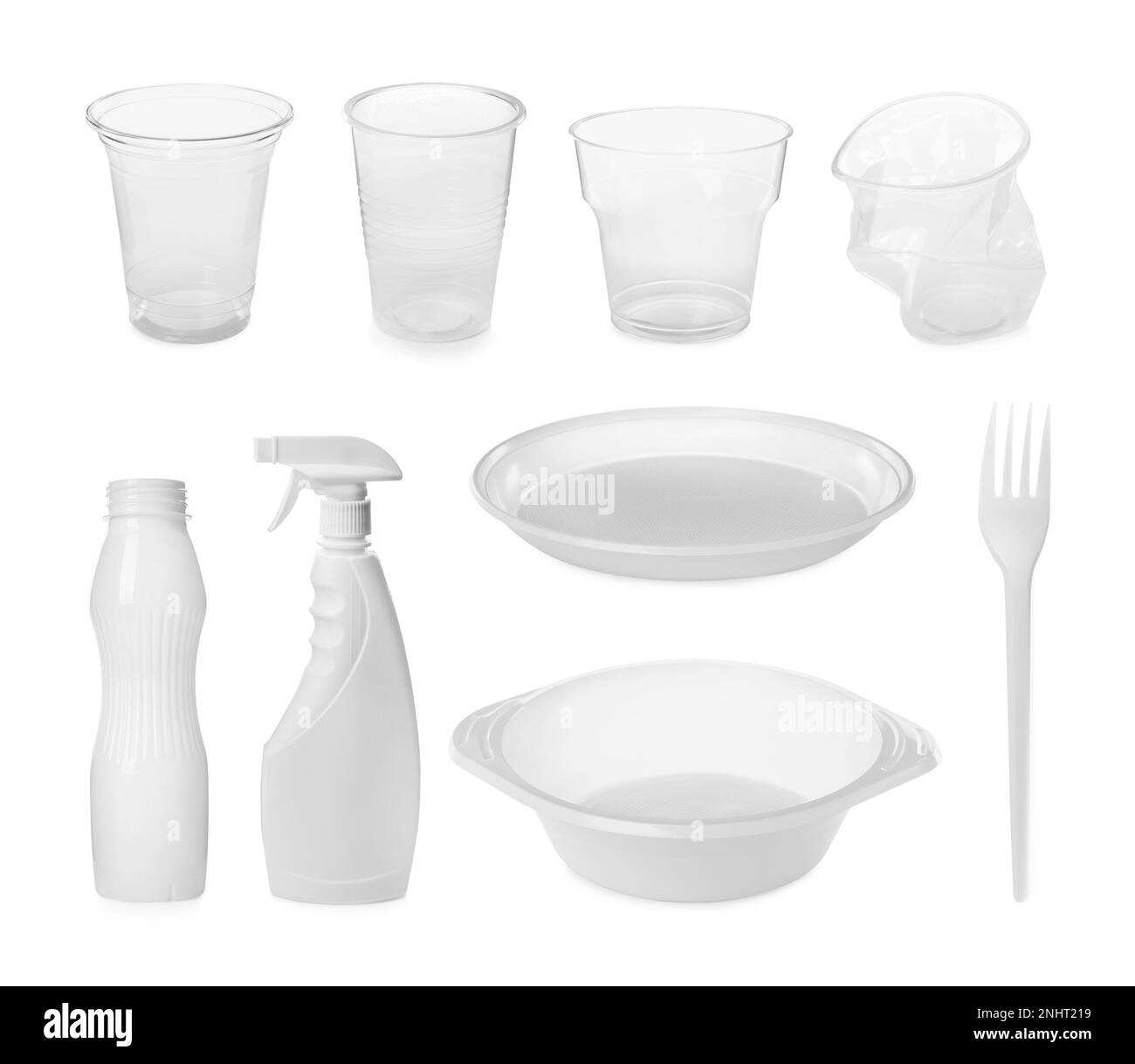 Set con diversi elementi in plastica su sfondo bianco Foto Stock