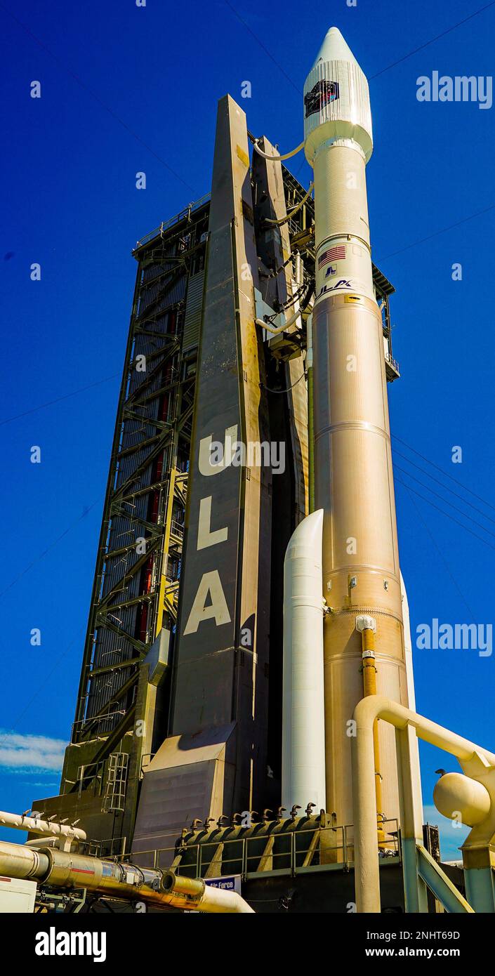 Il razzo Atlas V 421, si stabilisce sul complesso Space Launch-41, preparando il lancio del sesto e ultimo satellite Space Based Infrared System Geosynchronous Earth Orbit (SBIRS GEO 6) per il comando dei sistemi spaziali della forza spaziale statunitense (SSC), a Cape Canaveral, Fl., il 2 agosto, 2022 [foto della forza spaziale statunitense di Walter Talens] Foto Stock