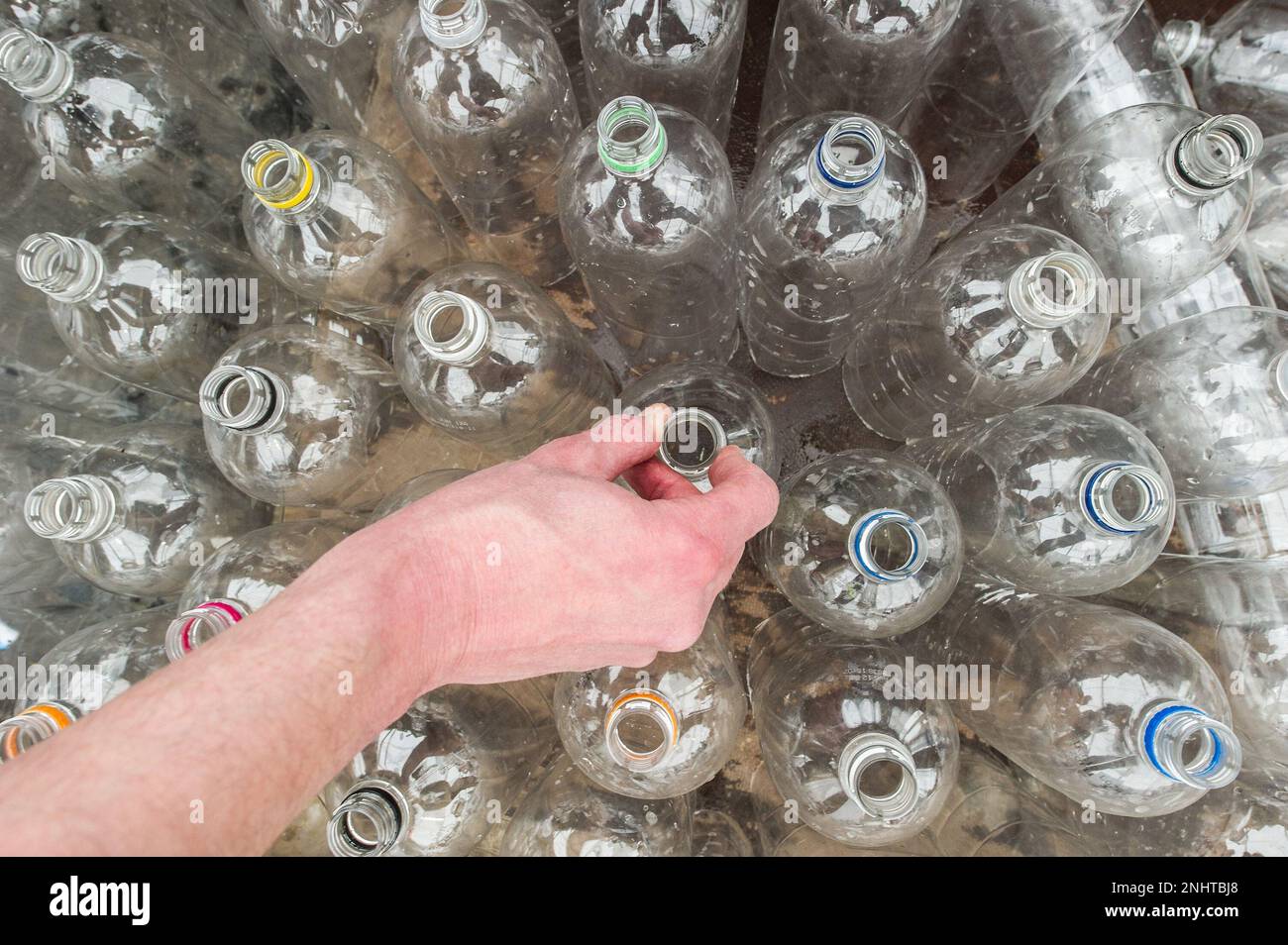 Foto del file datata 27/04/13 di bottiglie di plastica, in quanto gli attivisti ambientali chiedono "meno scuse e meno trascinamento" dalle imprese prima dell'introduzione del sistema scozzese di restituzione dei depositi (DRS). Foto Stock