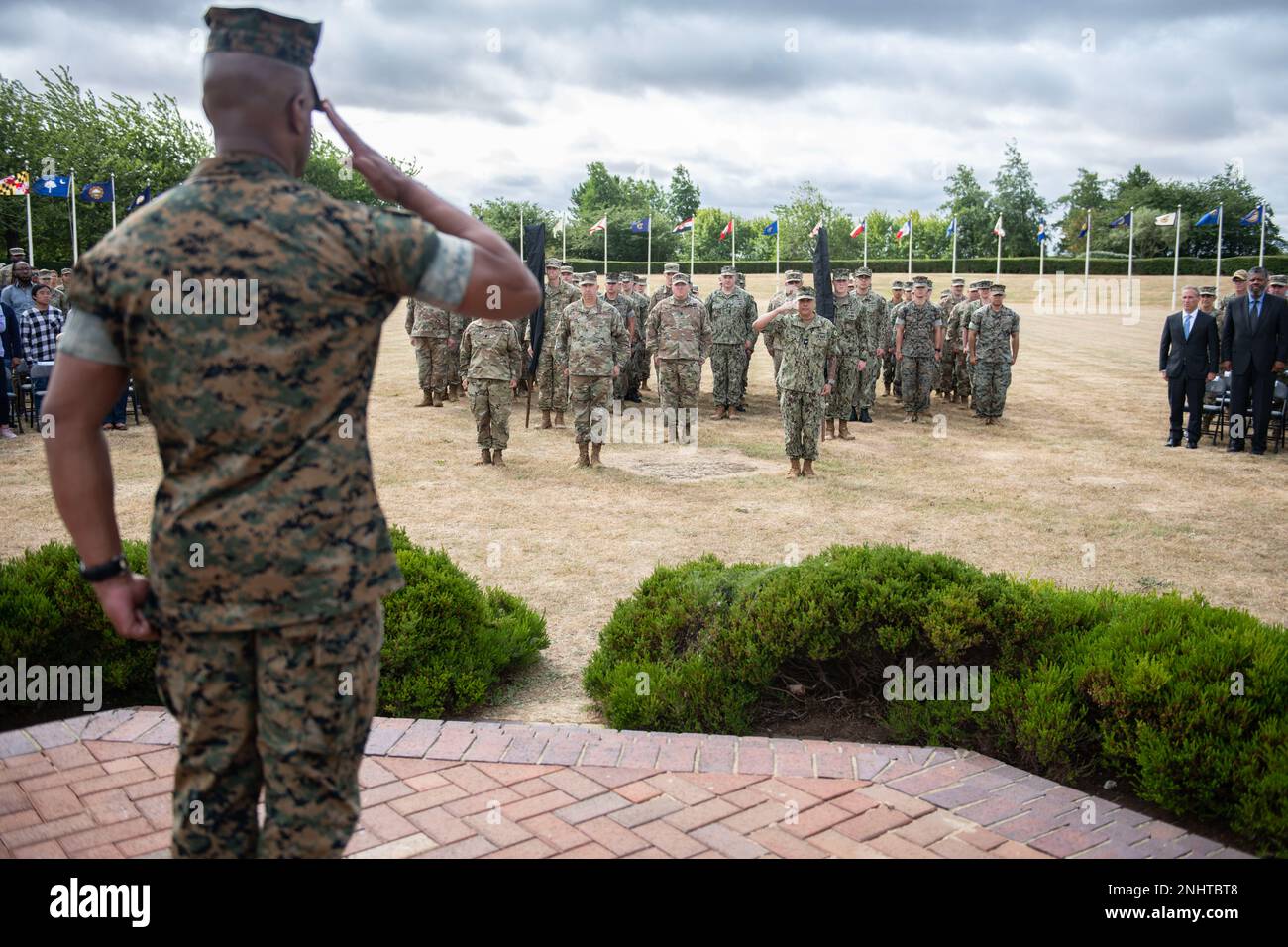 STATI UNITI Il capitano della Marina Eric Castillo, Stati Uniti Comando Africa J2 Molesworth uscente comandante, centro-destra, saluta Brig. Il generale Melvin carter, direttore dell'intelligence dell'USAFRICOM, partì, nell'ambito di una cerimonia al RAF Molesworth, Inghilterra, 2 agosto 2022. La cerimonia è stata per la disattivazione dell'USAFRICOM J2 Molesworth e per l'attivazione del comando intelligence congiunto USAFRICOM. Foto Stock