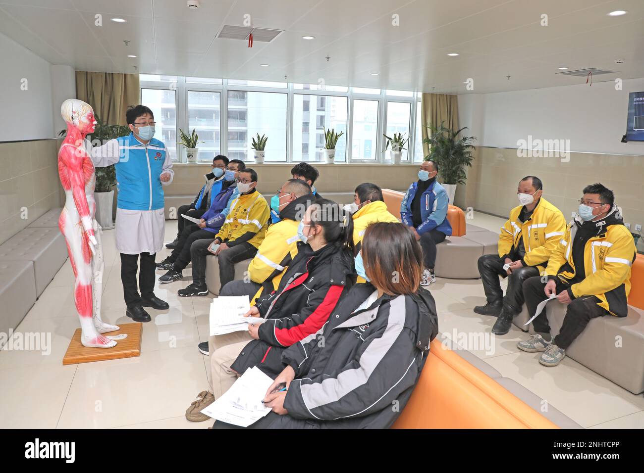 HAI'AN, CINA - 22 FEBBRAIO 2023 - i nuovi gruppi di lavoro come i lavoratori di consegna di cibo e corrieri ricevono controlli sanitari gratuiti a Hai 'an, Jiangsu Foto Stock