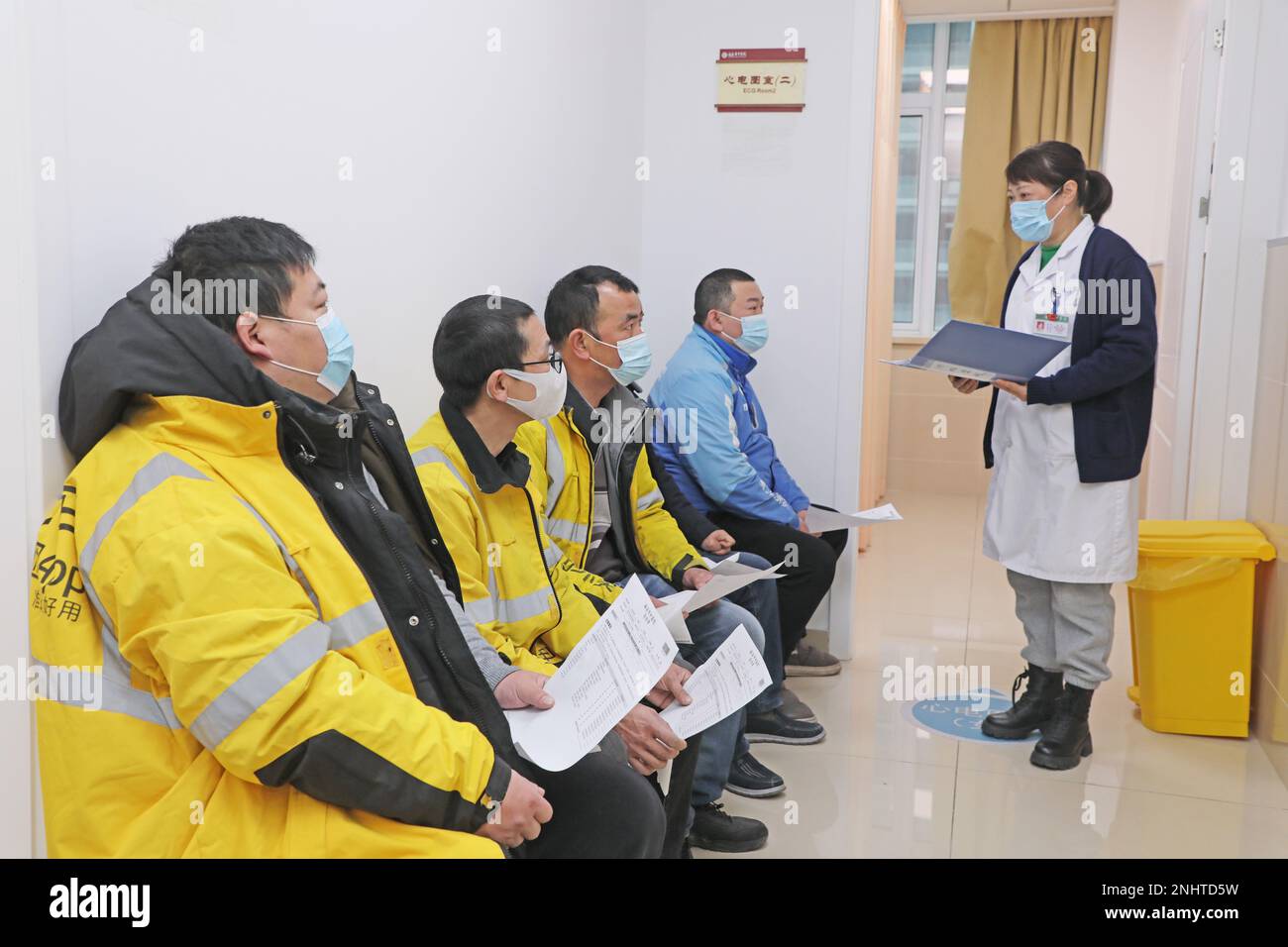 HAI'AN, CINA - 22 FEBBRAIO 2023 - i nuovi gruppi di lavoro come i lavoratori di consegna di cibo e corrieri ricevono controlli sanitari gratuiti a Hai 'an, Jiangsu Foto Stock