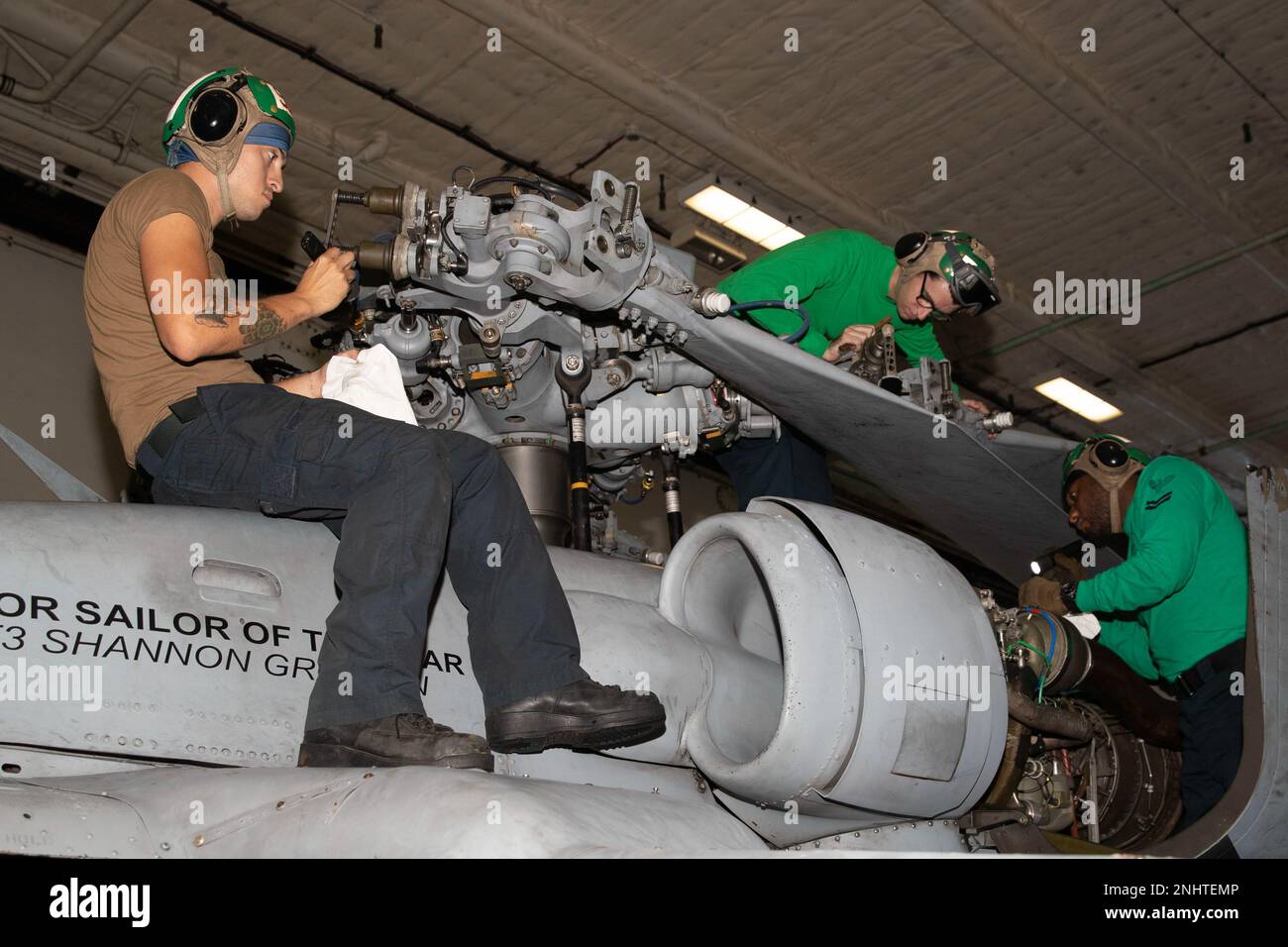 I marinai assegnati ai 'tridenti' di Helicopter Sea Combat Squadron (HSC) 9 eseguono il mantenimento dell'integrità su un MH-60s Nighthawk nella baia hangar di USS Gerald R. Ford (CVN 78), il 2 agosto 2022. Ford è in corso nell'Oceano Atlantico che conduce i workups in preparazione per un dispiegamento programmato questo autunno. Foto Stock