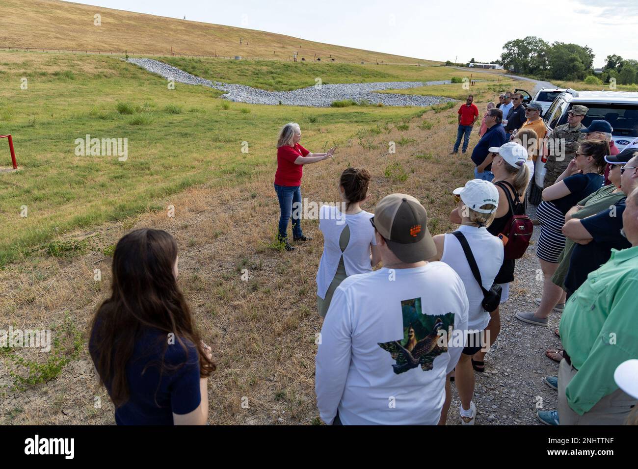 LEWISVILLE, Texas (2 agosto 2022), Stati Uniti Corpo dell'esercito degli ingegneri, distretto di Fort Worth, responsabile del progetto di sicurezza della diga Stacy Gray, a sinistra, discute le operazioni della diga di Lewisville con gli Stati Uniti Il congressista Michael C. Burgess, M.D., rappresentante del 26th° distretto congressuale del Texas, e il personale, durante una visita al lago Lewisville. Il Rep. Burgess e il personale hanno visitato il lago per un tour della diga di Lewisville e per un aggiornamento sulla sicurezza della diga di Lewisville. La modifica della sicurezza della diga è il risultato di una valutazione del rischio del marzo 2014 in cui la diga di Lewisville è stata confermata come diga ad alta urgenza principalmente a causa di potente Foto Stock