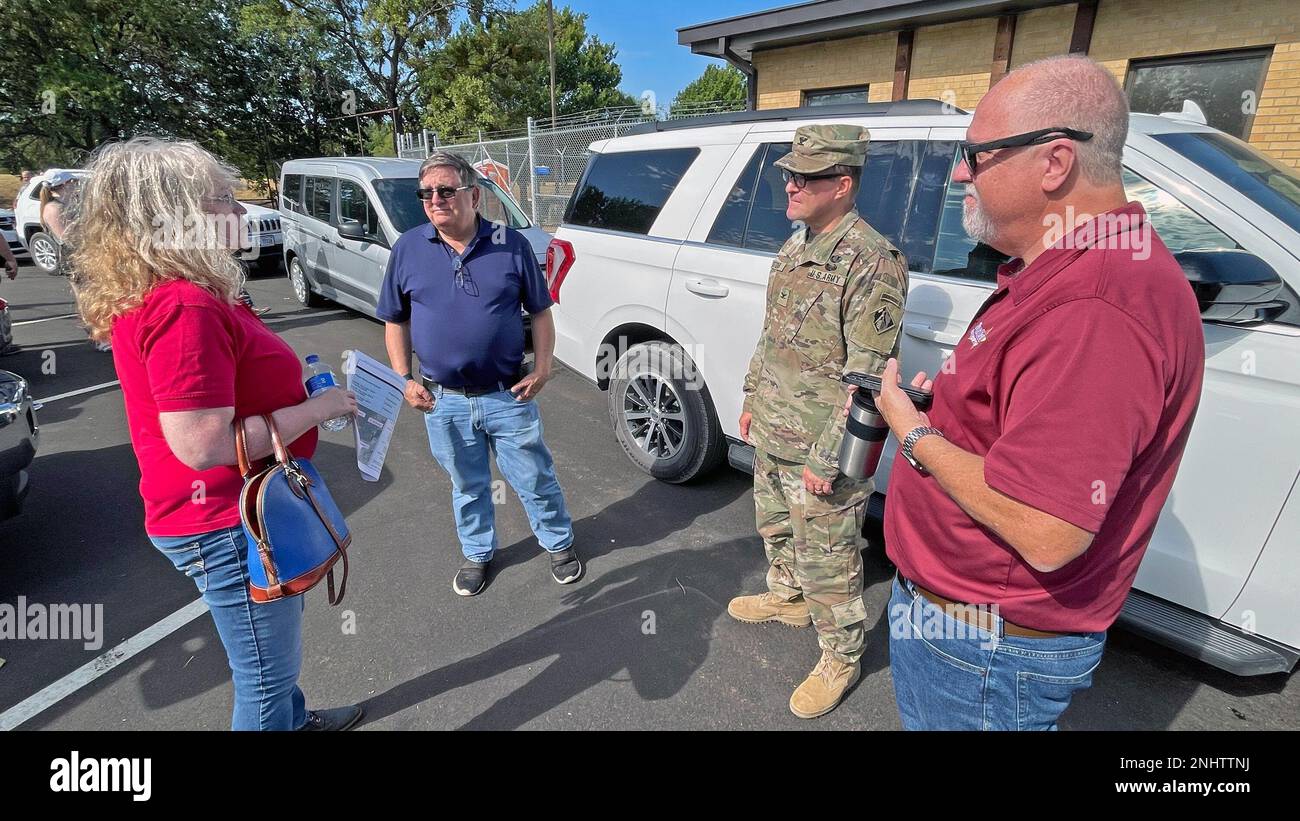 LEWISVILLE, Texas (2 agosto 2022), Stati Uniti Corpo dell'esercito degli ingegneri, distretto di Fort Worth, responsabile del progetto di sicurezza della diga Stacy Gray, a sinistra, discute le operazioni della diga di Lewisville con gli Stati Uniti Il congressista Michael C. Burgess, M.D., rappresentante del 26th° distretto congressuale del Texas, a metà sinistra, il col. Jon Stover, comandante del distretto di Fort Worth, a metà destra, e vice ingegnere distrettuale per i programmi e la gestione dei progetti Eric Verwers, durante una visita al lago Lewisville. Il Rep. Burgess e il personale hanno visitato il lago per un tour della diga di Lewisville e per un aggiornamento sulla sicurezza della diga di Lewisville. Th Foto Stock