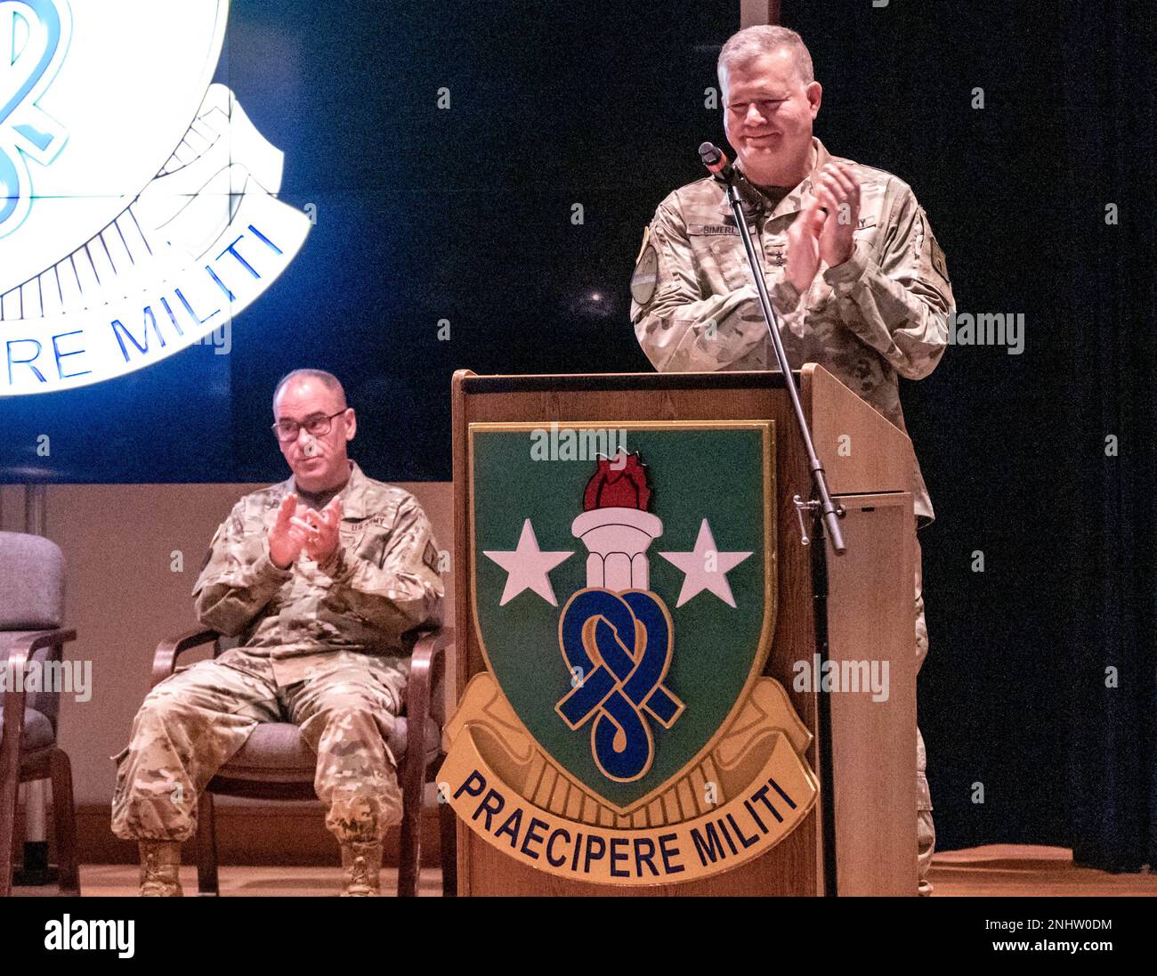 Mark T. Simerly, comandante generale per il Combined Arms Support Command, il Centro di Eccellenza sostenibile e Fort Lee, Virginia, parla durante una cerimonia di assunzione del comando del 2 agosto negli Stati Uniti Esercito Soldier Support Institute a Fort Jackson, S.C. Simerly ha presieduto la cerimonia in cui il col. Jason T. Edwards ha assunto il comando dell'istituto dal col. Cort J. Hunt, comandante in carica. Foto Stock