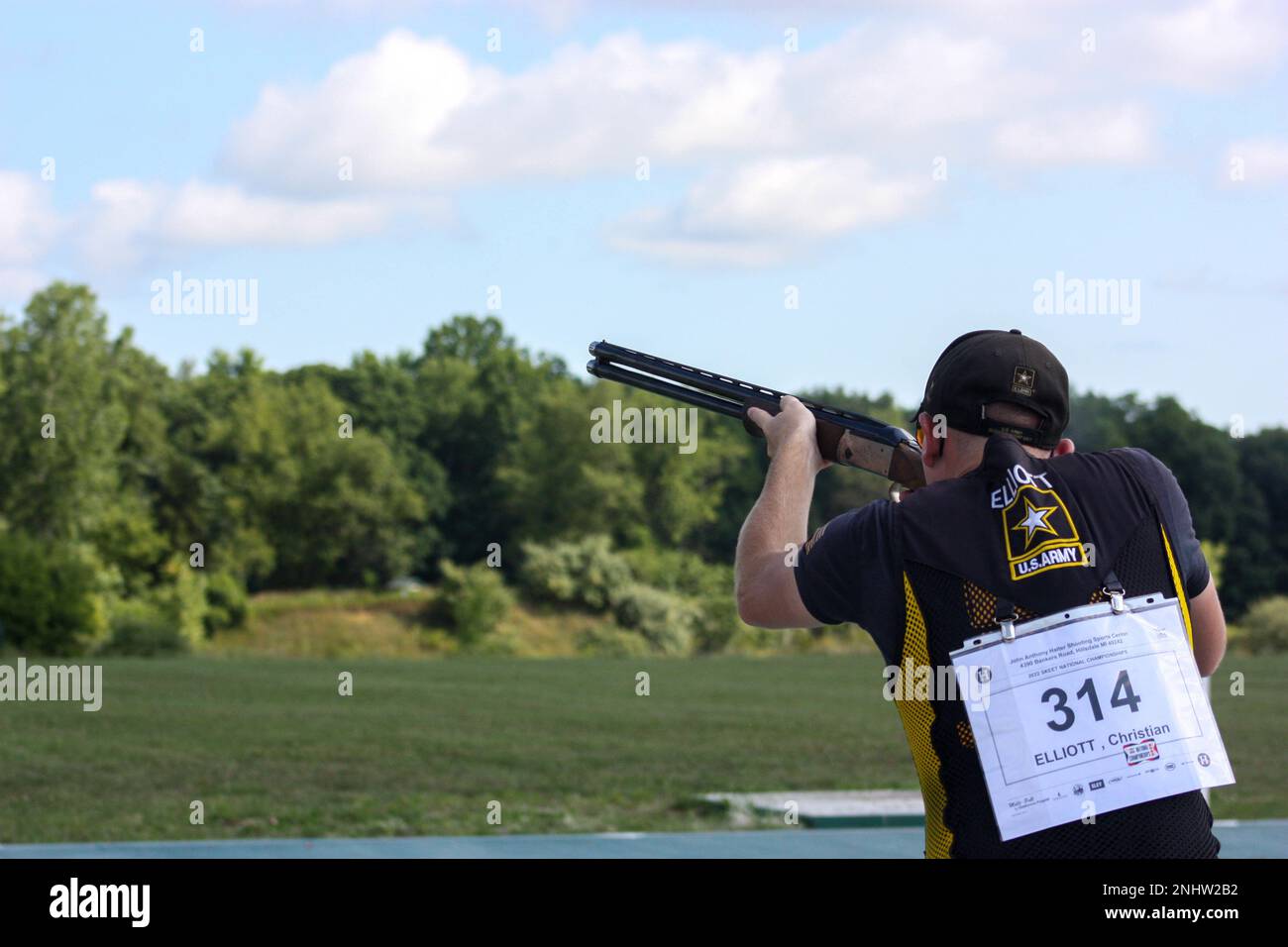 STATI UNITI Christian Elliott, un nativo di Greenwood, Indiana, che è un istruttore di skeet shooter/marksmanship competitivo con gli Stati Uniti Unità di Marksmanship dell'esercito, guadagnata un posto negli Stati Uniti Campionato del mondo Shotgun Team dopo il completamento dei campionati nazionali Shotgun degli USA il 1 e 6 agosto presso il John A. Halter Shooting Sports Center di Hillsdale, Michigan. La selezione a questa squadra permetterà a questo Soldato di rappresentare gli Stati Uniti ai Campionati del mondo della Federazione Internazionale degli Sport di Tiro di Osijek, Croazia, dal 19 settembre al 12 ottobre, così come il campione Foto Stock