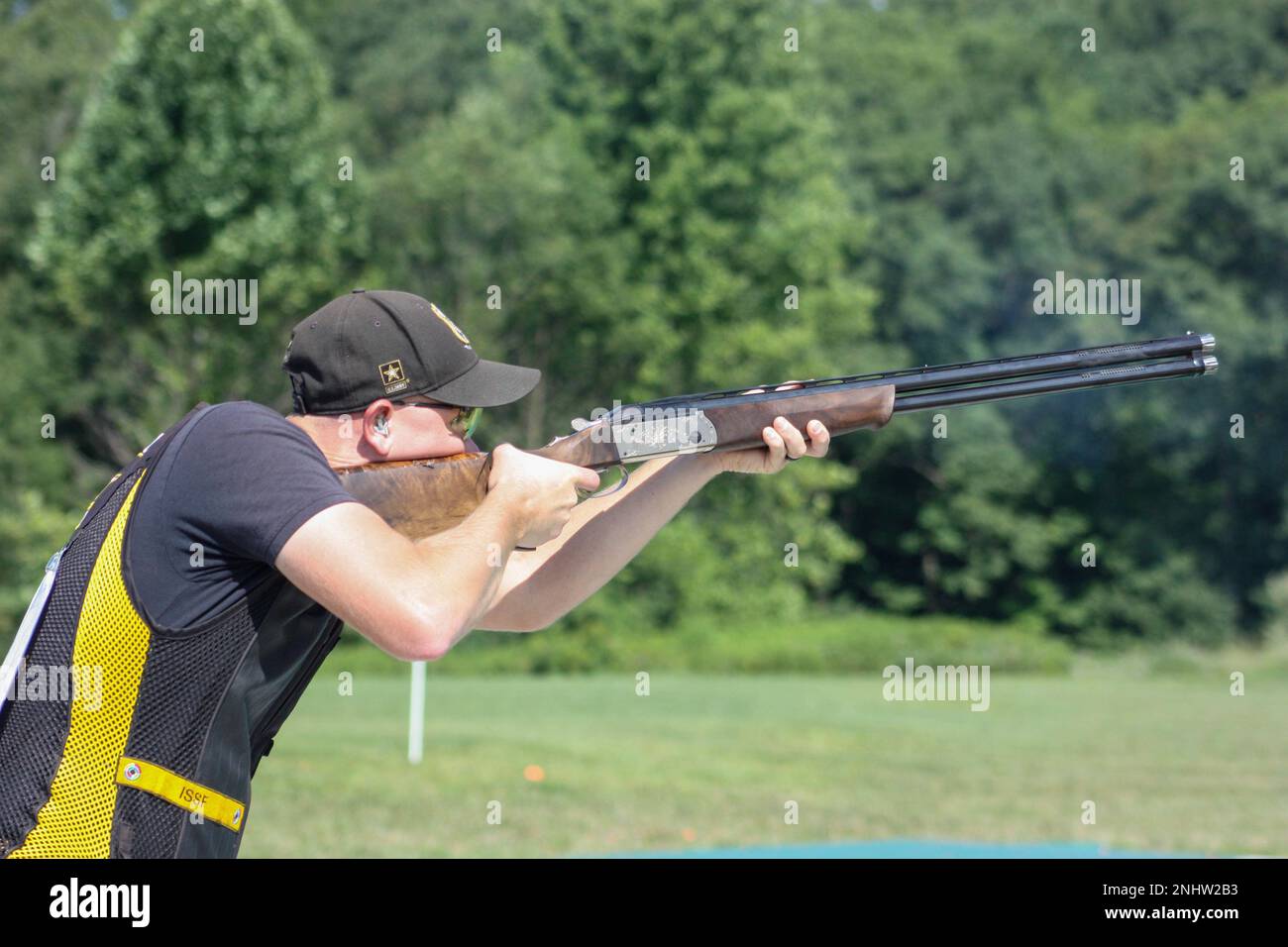 STATI UNITI Christian Elliott, un nativo di Greenwood, Indiana, che è un istruttore di skeet shooter/marksmanship competitivo con gli Stati Uniti Unità di Marksmanship dell'esercito, guadagnata un posto negli Stati Uniti Campionato del mondo Shotgun Team dopo il completamento dei campionati nazionali Shotgun degli USA il 1 e 6 agosto presso il John A. Halter Shooting Sports Center di Hillsdale, Michigan. La selezione a questa squadra permetterà a questo Soldato di rappresentare gli Stati Uniti ai Campionati del mondo della Federazione Internazionale degli Sport di Tiro di Osijek, Croazia, dal 19 settembre al 12 ottobre, così come il campione Foto Stock