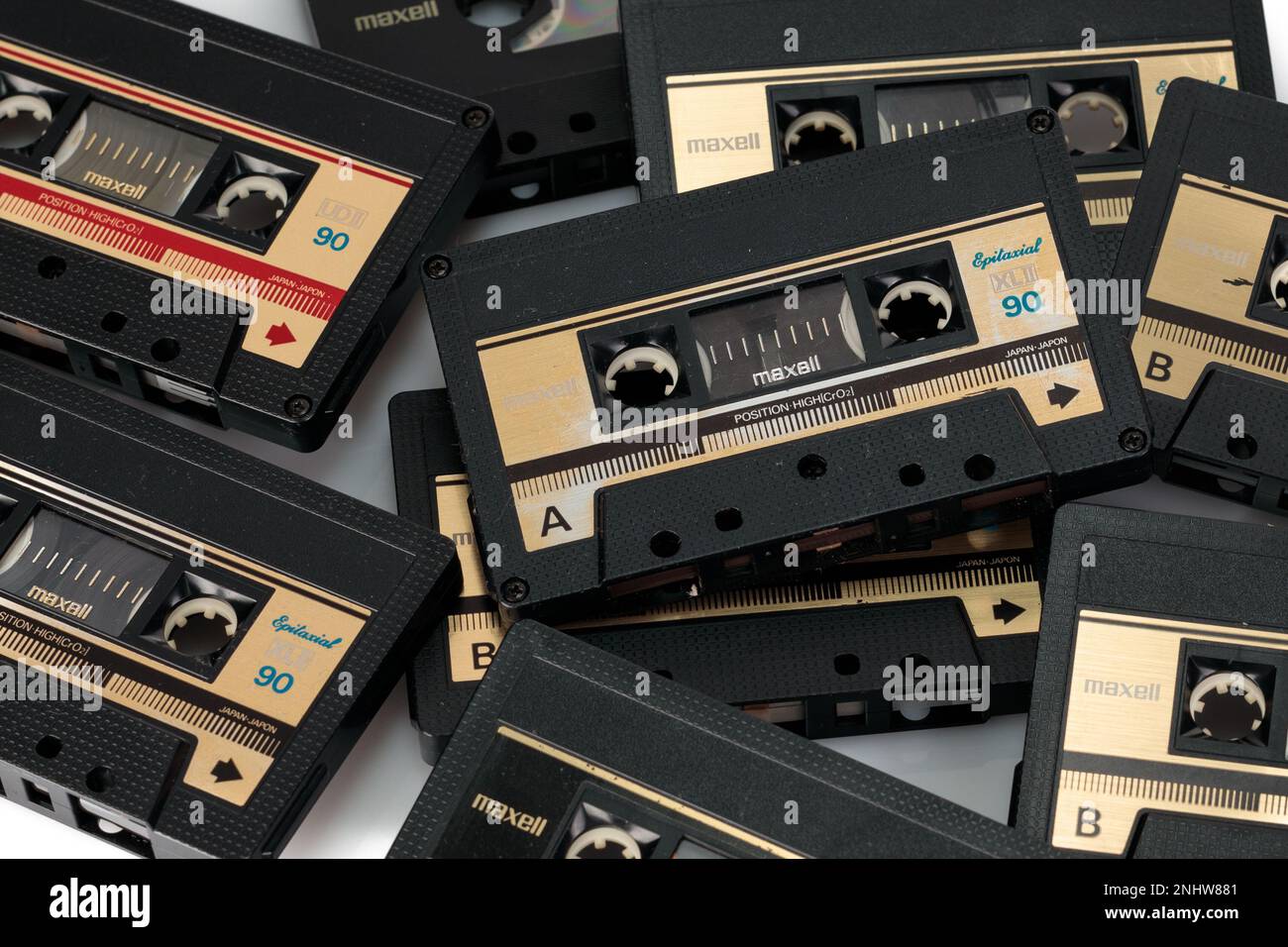 Poznan, Polonia - 11 luglio 2022 primo piano vecchie cassette su un tavolo.Top vedi primo piano fotografia. Foto Stock