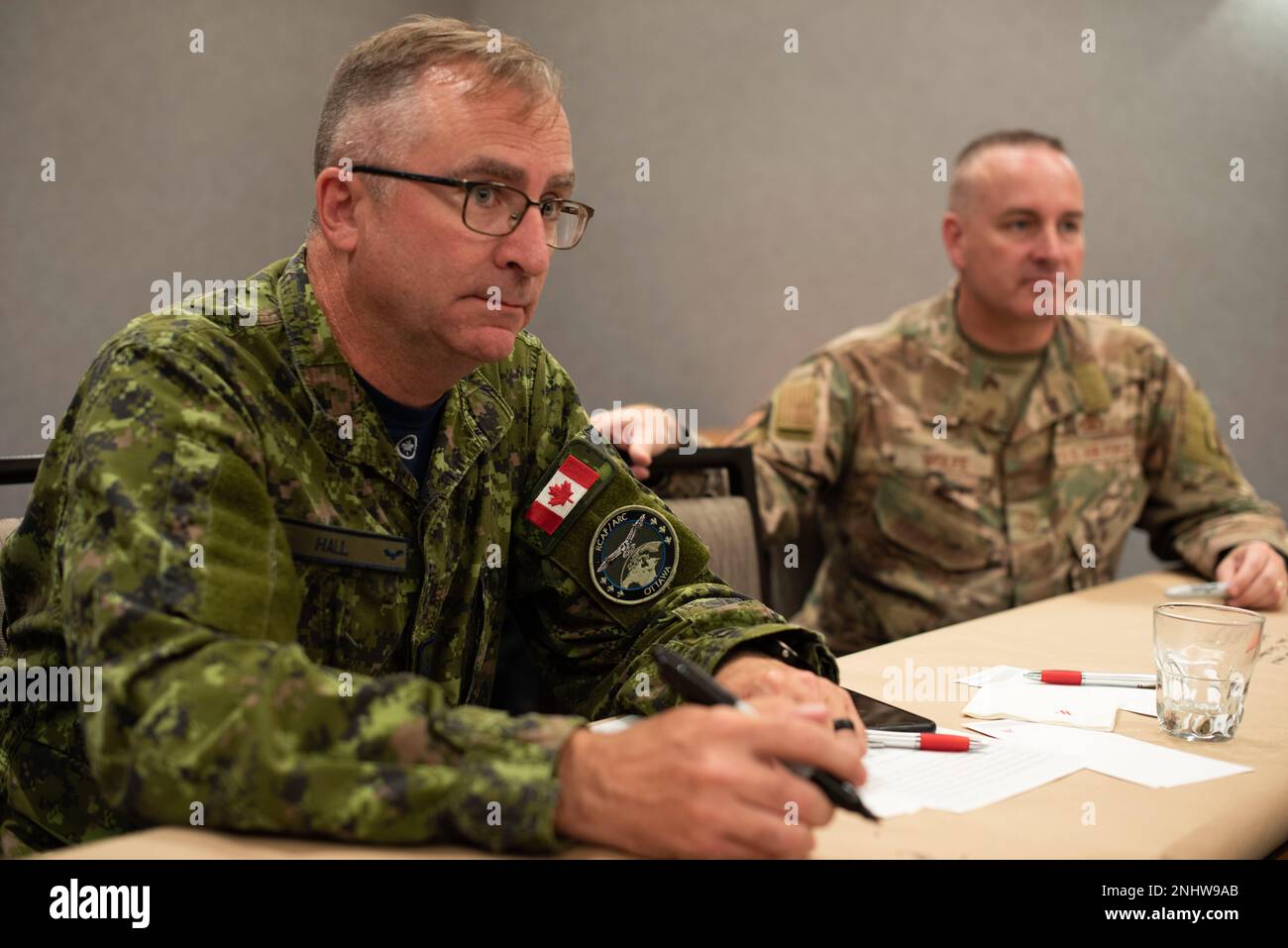 Chief Warrant Officer della Canadian Air Force John Hall partecipa insieme ad altri 20 alleati, partner e stakeholder dell'Indo-Pacific Air Forces Academy durante una sessione di breakout regionale del Senior Enlisted leader International Summit 2022 ad Arlington, Virginia, il 2 agosto 2022. I partecipanti hanno posto le basi per la struttura operativa e la collaborazione a lungo termine dell'IPAFA. Foto Stock