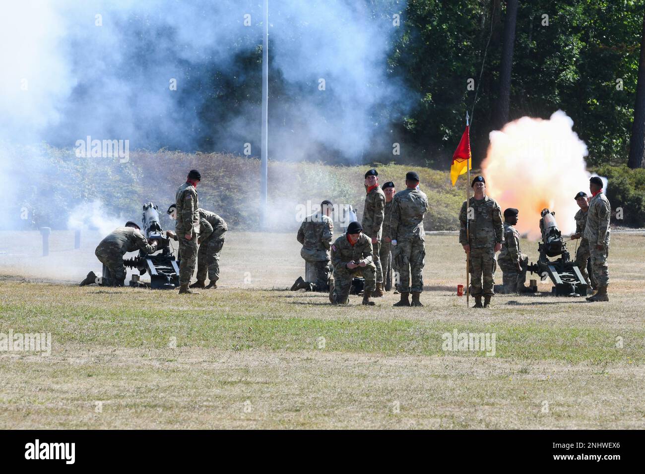 STATI UNITI I soldati assegnati a 41st campi di artiglieria brigata sparano una batteria di saluto durante una cerimonia di Cambio di comando alla 7th Army Training Command's Grafenwoehr Training Area, Germania, 3 agosto 2022. Il col. Daniel Miller cede il comando al col. Wilbur Hsu. Foto Stock