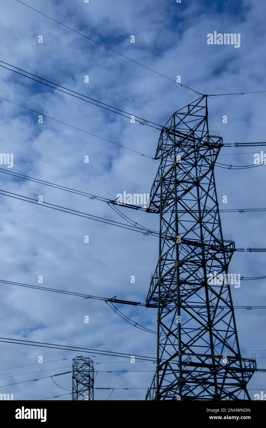 Linea elettrica aerea collegata a una rete elettrica Foto Stock
