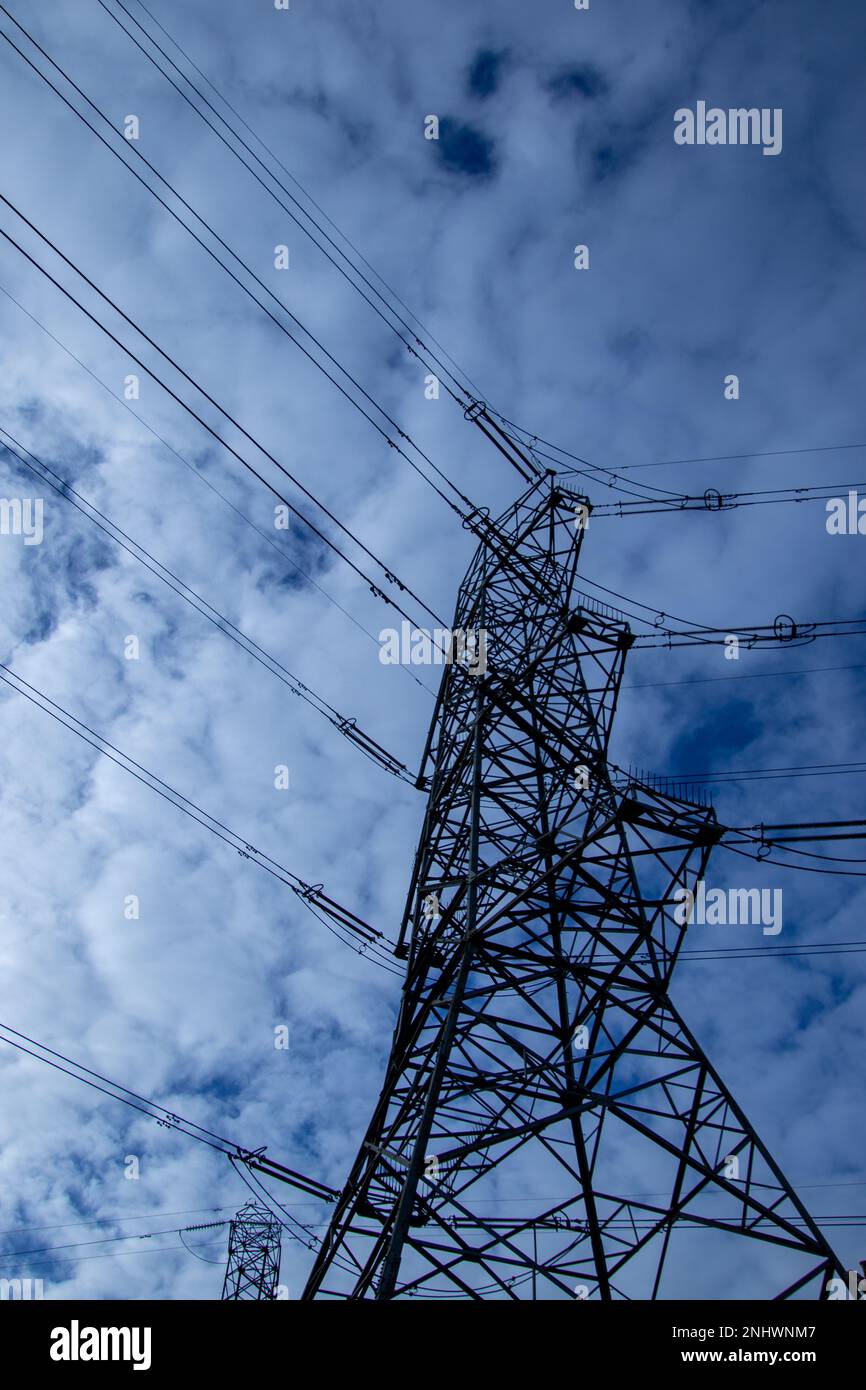 Linea elettrica aerea collegata a una rete elettrica Foto Stock