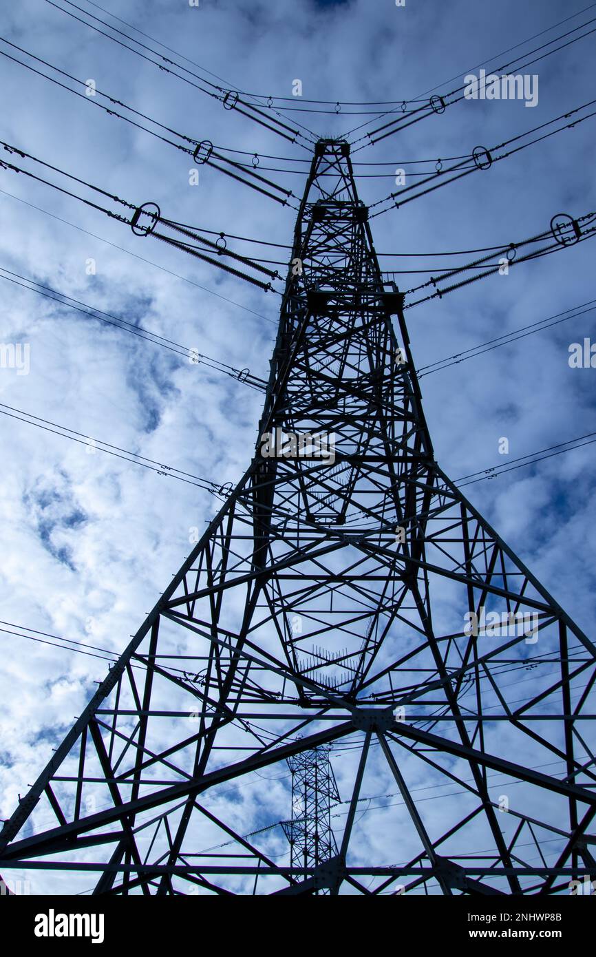 Linea elettrica aerea collegata a una rete elettrica Foto Stock