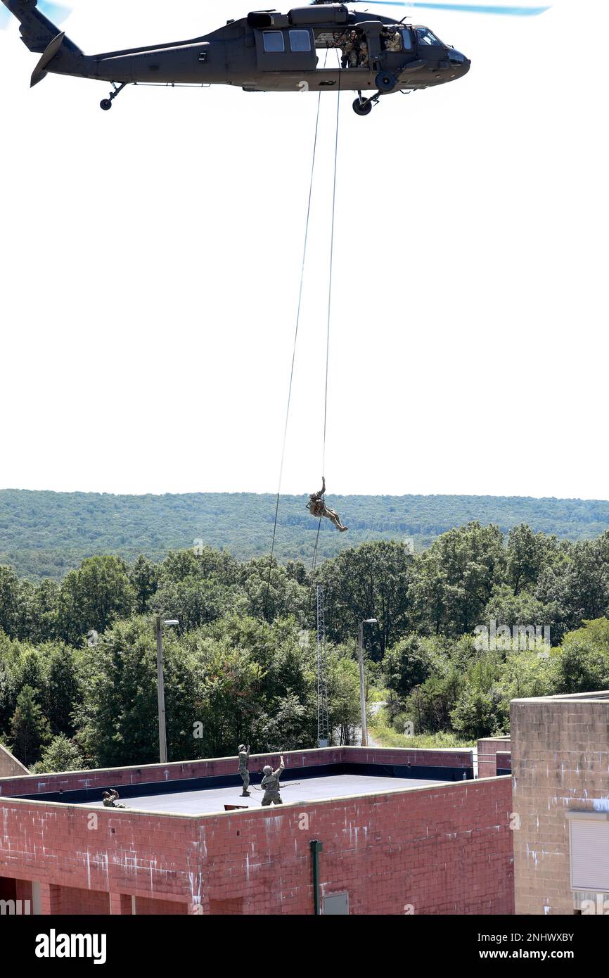 Uno scout con sede centrale e sede centrale, 1st battaglione, 110th reggimento di fanteria, 28th divisione di fanteria, rapisce un UH-60 Black Hawk dalla 28th Expeditionary Combat Aviation Brigade durante una missione di addestramento di rappelling a Fort Indiantown Gap, Pa., 3 agosto 2022. Il rappelling è stato l'evento finale culminante di formazione del giorno che ha testato gli scout con ruck marciando, comunicando e muovendosi attraverso una zona ostile, e rappelling su un edificio . Foto Stock