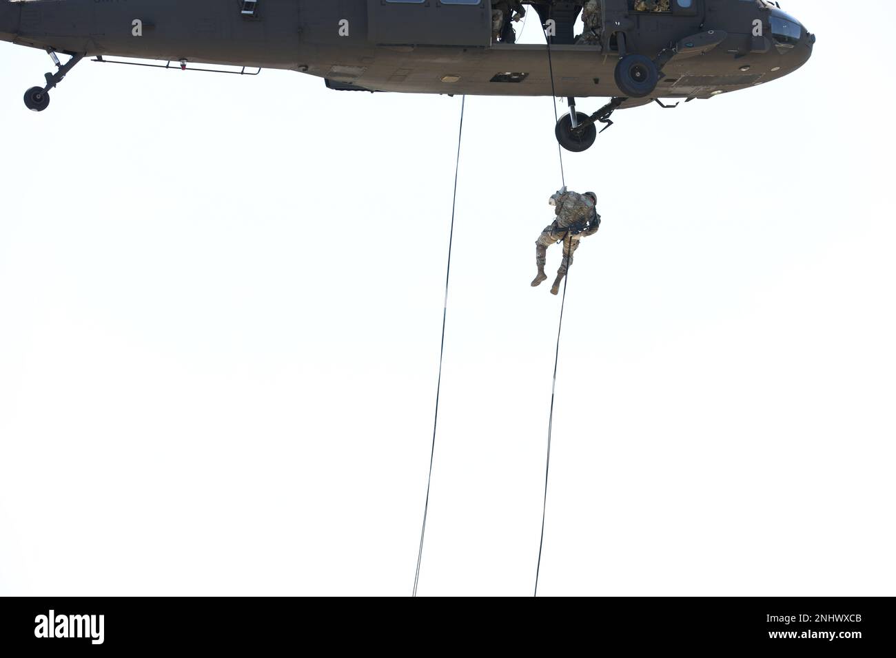 A Soldier with Headquarters and Headquarters Company, 1st battaglione, 110th reggimento fanteria, 28th divisione fanteria, si rapisce da un UH-60 Black Hawk della 28th Expeditionary Combat Aviation Brigade durante una missione di addestramento al rappelling a Fort Indiantown Gap, Pa., il 3 agosto 2022. Questo corso di formazione ha lo scopo di mantenere le attività e le capacità critiche dello scout competenti e di mantenere alti livelli di preparazione. Foto Stock