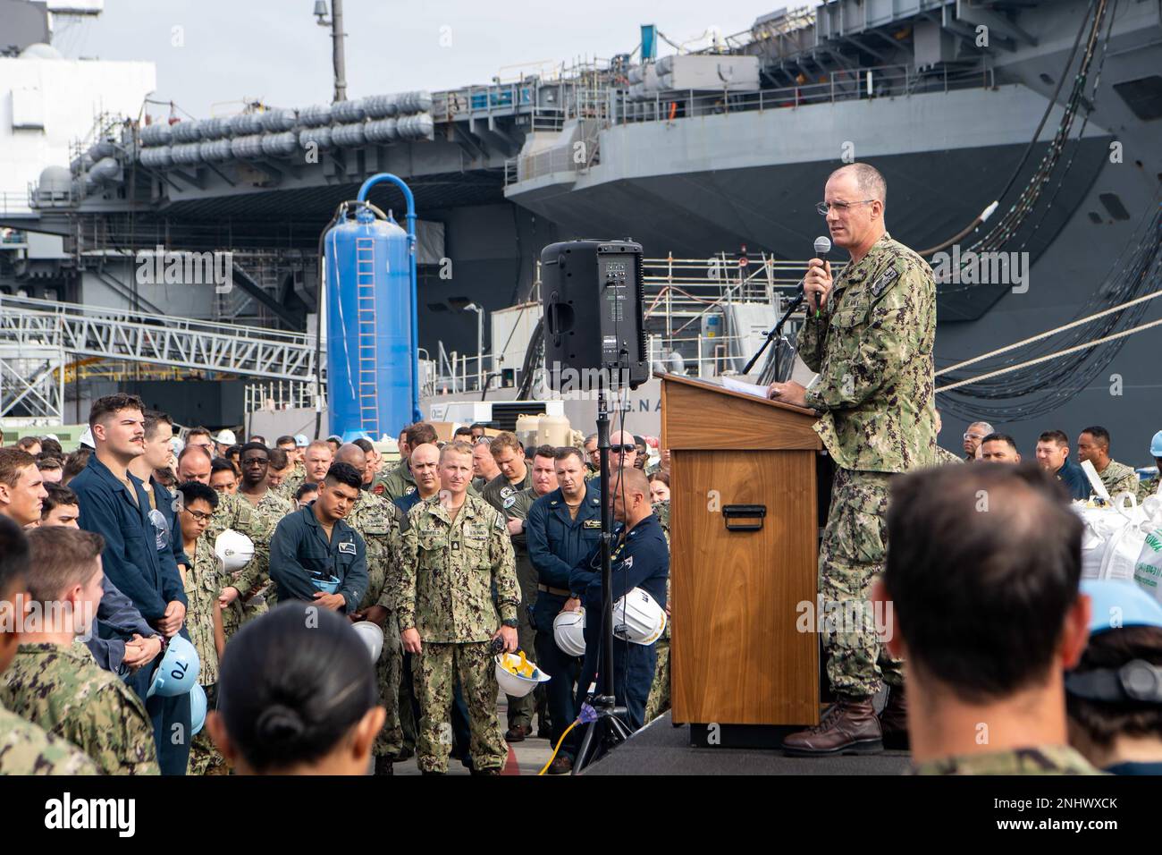 220803-N-MD461-1128 SAN DIEGO (3 agosto 2022) il capitano P. Scott Miller, comandante della portaerei di classe Nimitz USS Carl Vinson (CVN 70), si rivolge all'equipaggio durante una chiamata a mani libere sul molo, 3 agosto. Vinson è attualmente pierside nel suo homeport di San Diego. Foto Stock