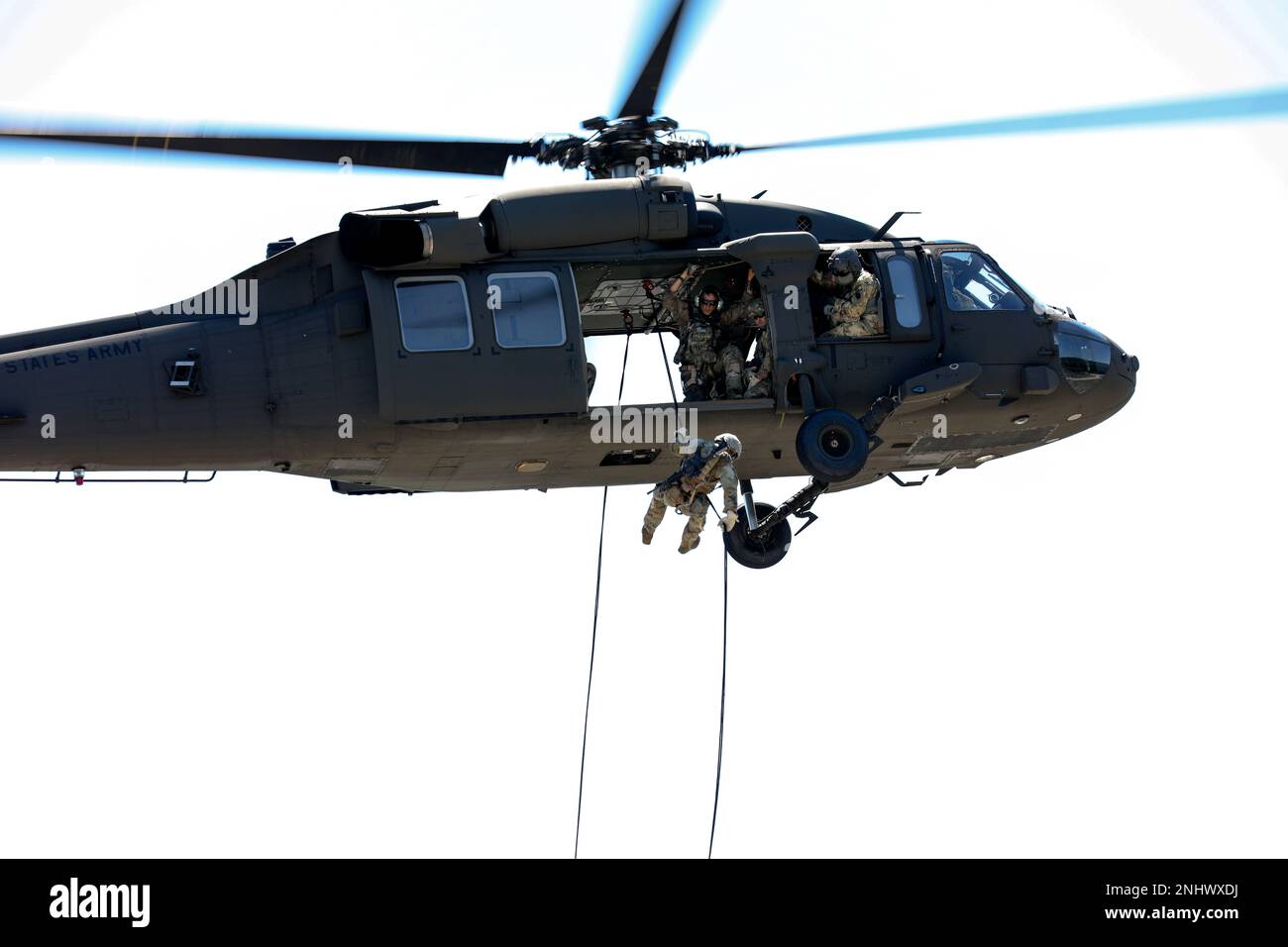 A Soldier with Headquarters and Headquarters Company, 1st battaglione, 110th reggimento fanteria, 28th divisione fanteria, si rapisce da un UH-60 Black Hawk della 28th Expeditionary Combat Aviation Brigade durante una missione di addestramento al rappelling a Fort Indiantown Gap, Pa., il 3 agosto 2022. Questo corso di formazione ha lo scopo di mantenere le attività e le capacità critiche dello scout competenti e di mantenere alti livelli di preparazione. Foto Stock