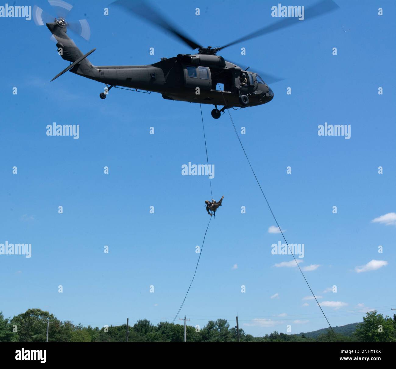 A Soldier from the Headquarters and Headquarters Company, 1st battaglione, 110th reggimento di fanteria, 2nd squadra di combattimento della Brigata di fanteria, rappel da un falco nero UH-60 durante l'addestramento del rappel a Fort Indiantown Gap, Pa., il 3 agosto 2022. I soldati del 1-110th hanno lavorato con i piloti e gli equipaggi della Brigata dell'Aviazione di combattimento Expeditionary 28th per rappel dal falco nero Foto Stock