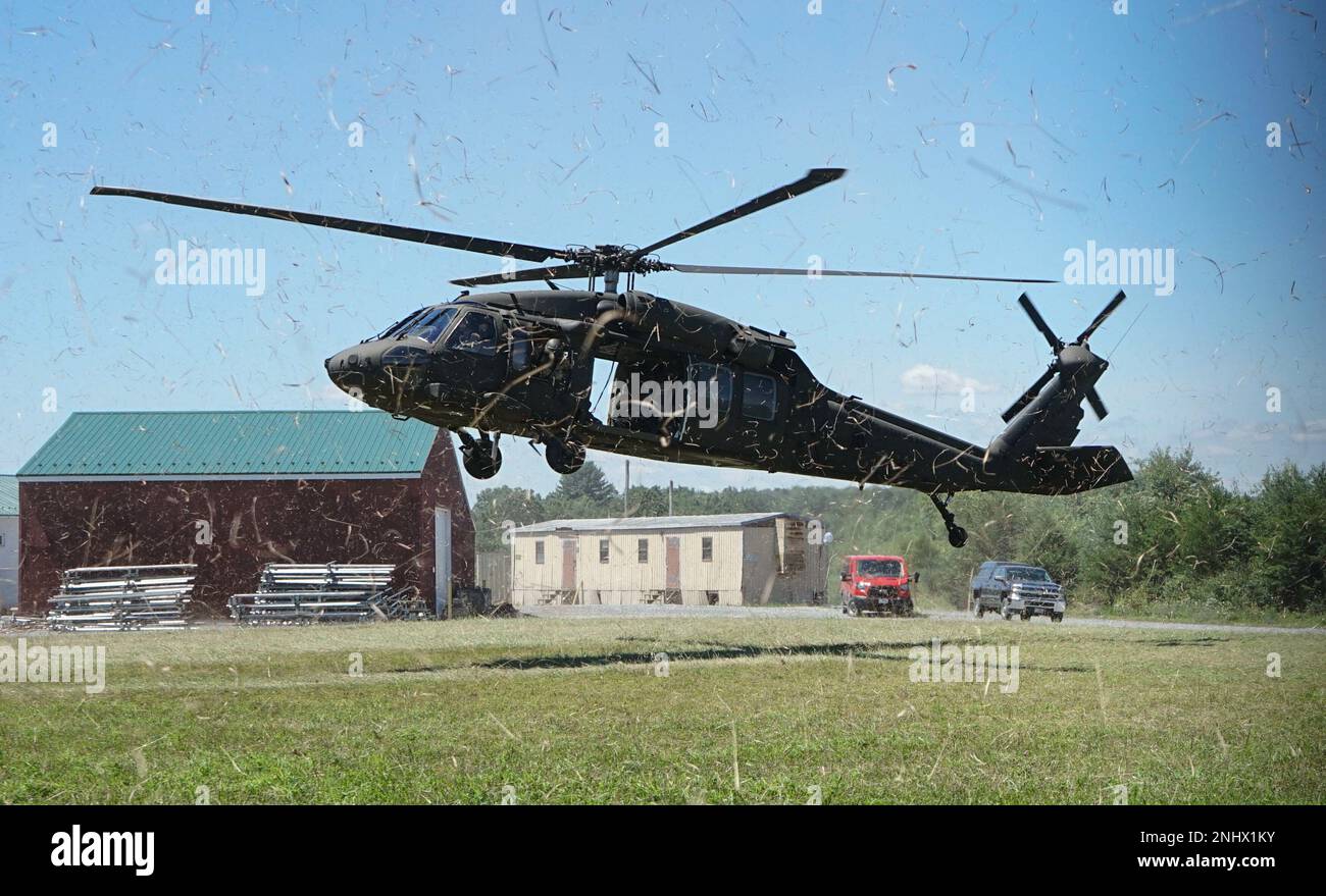 I soldati di 28th Expeditionary Combat Aviation atterrano un falco nero UH-60 per coordinare l'addestramento del rappel con i soldati della sede centrale e della sede centrale, 1st battaglione, 110th reggimento di fanteria, 2nd squadra di combattimento della Brigata di fanteria, a Fort Indiantown Gap., Pa. I piloti e i capi equipaggio del falco nero coordinati con il maestro scout Rappel per condurre in sicurezza l'allenamento Foto Stock