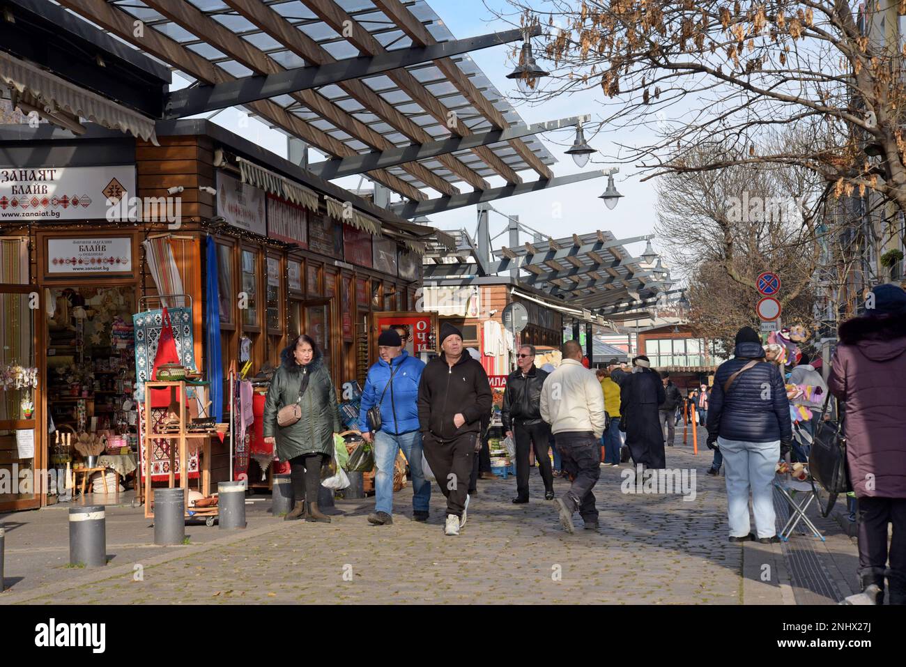 Persone che navigano bancarelle del mercato presso lo Zhenski Pazar, o Ladies Bazaar, Sofia, Bulgaria Foto Stock