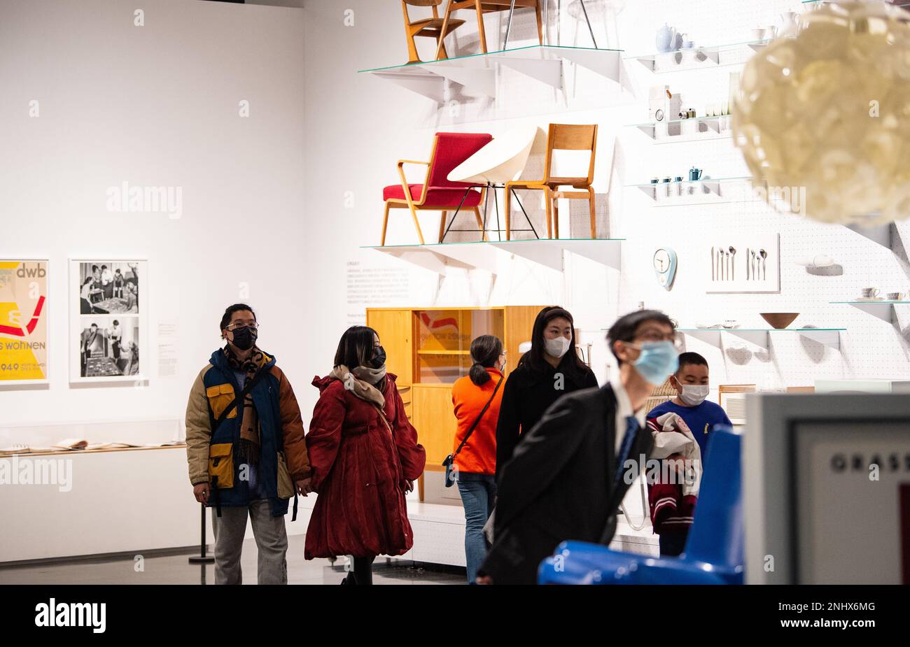 Pechino, Cina. 21st Feb, 2023. I visitatori possono vedere la mostra Crossing Parallels: German Design 1945-1990 al Tsinghua University Art Museum di Pechino, capitale della Cina, 21 febbraio 2023. La mostra presenta oltre 300 opere di design tedesco che coprono design grafico, design dell'arredamento, design industriale, design dell'illuminazione, design degli interni, moda e molte altre categorie. Credit: Chen Zhonghao/Xinhua/Alamy Live News Foto Stock