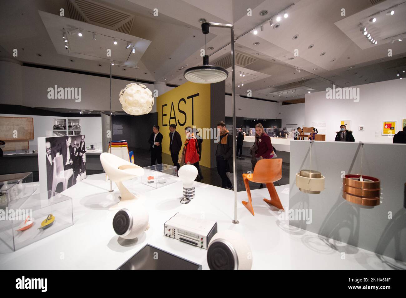 Pechino, Cina. 21st Feb, 2023. I visitatori possono vedere la mostra Crossing Parallels: German Design 1945-1990 al Tsinghua University Art Museum di Pechino, capitale della Cina, 21 febbraio 2023. La mostra presenta oltre 300 opere di design tedesco che coprono design grafico, design dell'arredamento, design industriale, design dell'illuminazione, design degli interni, moda e molte altre categorie. Credit: Chen Zhonghao/Xinhua/Alamy Live News Foto Stock