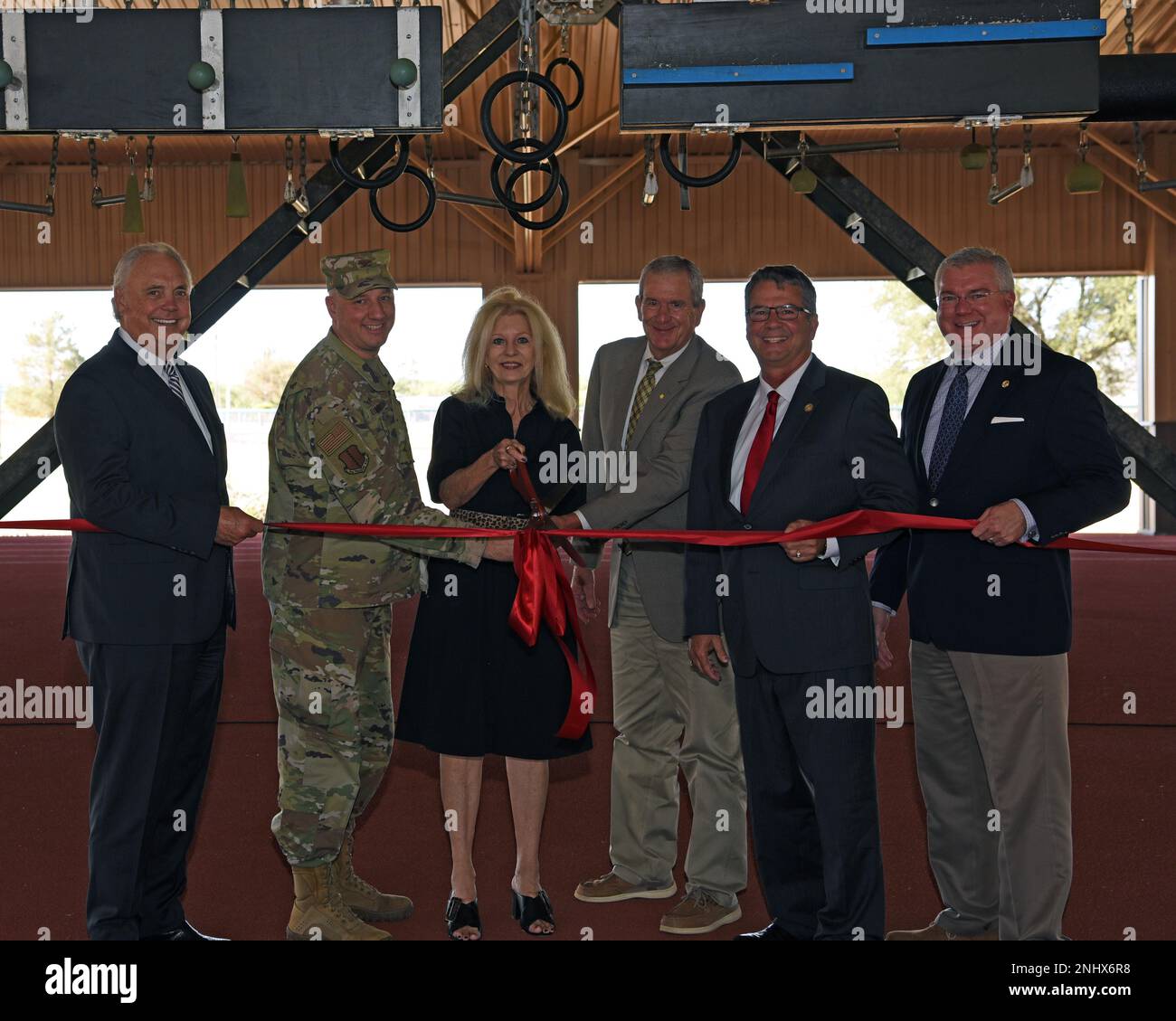 Da sinistra a destra: Rappresentante Drew Darby, Texas House Member, House District 72; Stati Uniti Matthew Reilman, 17th comandante di Wing di addestramento; città di San Angelo Mayor, Brenda Gunter; giudice Stephen Floyd, giudice di Tom Green Country; senatore Charles Perry, senato di stato del Texas, distretto 28; e Keith Graf, Il direttore esecutivo, Texas Military Preparedness Commission, ha tagliato un nastro all'apertura di un nuovo pad Alpha Warrior coperto all'aperto, Goodfellow Air Force base, Texas, 3 agosto 2022. Il pad aggiornato è stato pagato da un sussidio di Assistenza di adeguamento economico della Difesa assegnato dallo stato del Texas Foto Stock