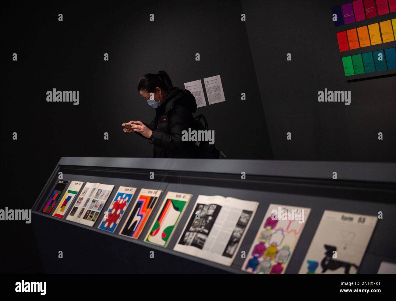 Pechino, Cina. 21st Feb, 2023. Un visitatore vede la mostra Crossing Parallels: German Design 1945-1990 al Museo d'Arte dell'Università di Tsinghua a Pechino, capitale della Cina, 21 febbraio 2023. La mostra presenta oltre 300 opere di design tedesco che coprono design grafico, design dell'arredamento, design industriale, design dell'illuminazione, design degli interni, moda e molte altre categorie. Credit: Chen Zhonghao/Xinhua/Alamy Live News Foto Stock