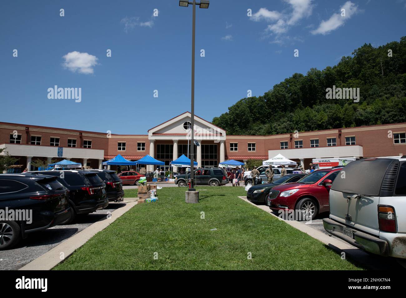 La Letcher Country Central High School funge da centro di distribuzione per le vittime delle inondazioni a Whitesburg, Ky. Il 3 agosto 2022. Soldati e residenti locali lavorano insieme per aiutare a distribuire le forniture per le vittime delle alluvioni del Kentucky orientale che hanno perso le loro case. Foto Stock