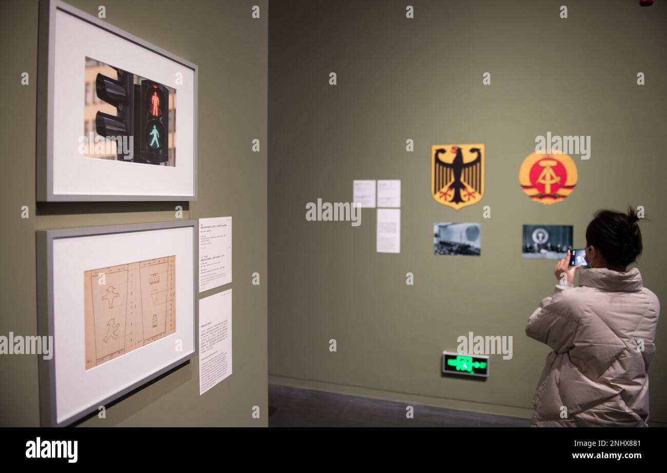 Pechino, Cina. 21st Feb, 2023. Un visitatore vede la mostra Crossing Parallels: German Design 1945-1990 al Museo d'Arte dell'Università di Tsinghua a Pechino, capitale della Cina, 21 febbraio 2023. La mostra presenta oltre 300 opere di design tedesco che coprono design grafico, design dell'arredamento, design industriale, design dell'illuminazione, design degli interni, moda e molte altre categorie. Credit: Chen Zhonghao/Xinhua/Alamy Live News Foto Stock