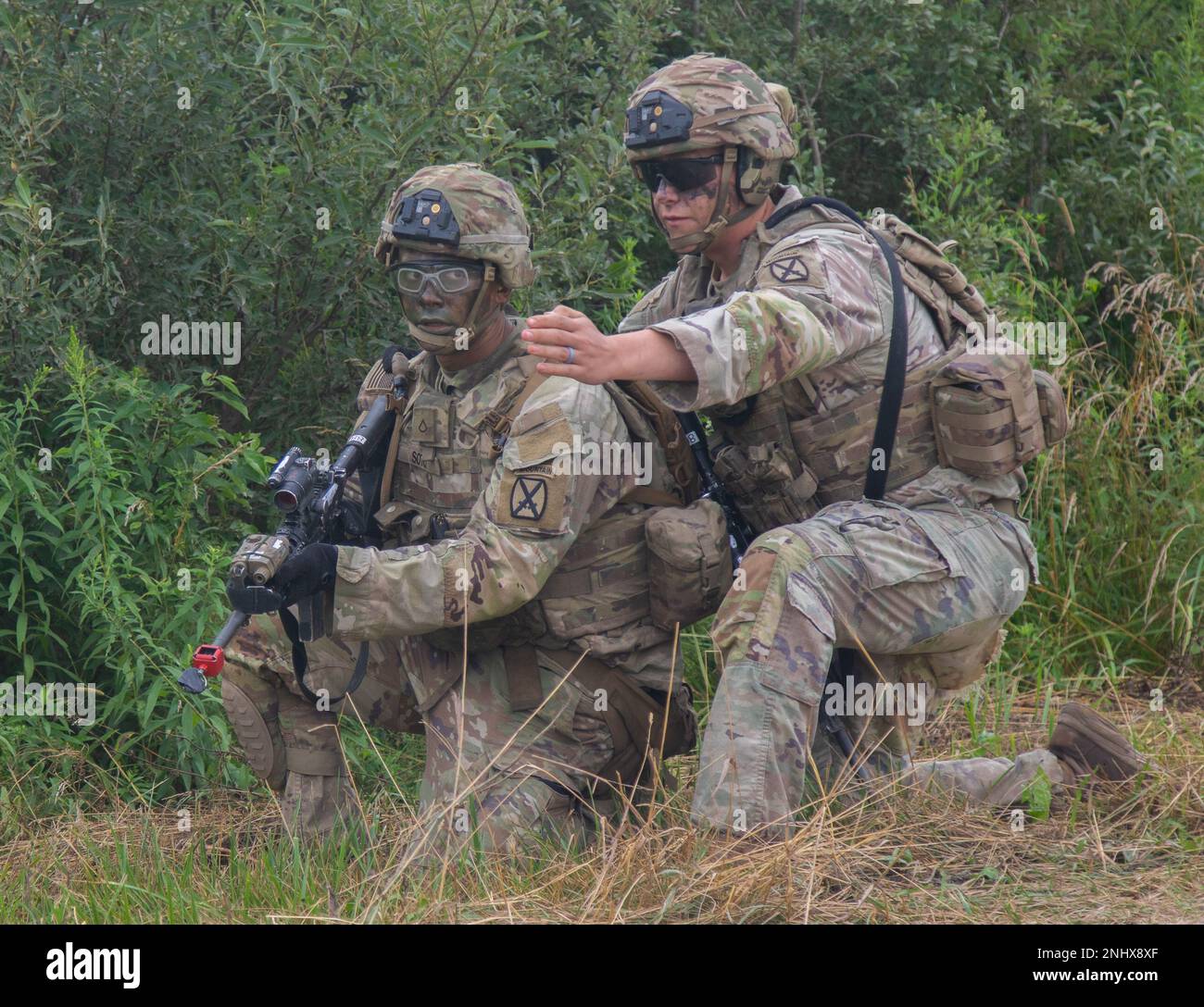 I soldati con 2nd battaglione, 87th reggimento fanteria, 2nd squadra di combattimento Brigata, 10th Divisione montagna, conducono un'esercitazione combinata di fuoco vivo (CALFEX) su Fort Drum, N.Y., 3 agosto 2022. L'esercizio consisteva in un marciapiede, nel superamento degli ostacoli e in un'operazione di sgombero con il fuoco di supporto di 2nd battaglione, 15th reggimento di artiglieria, 2nd squadra di combattimento di Brigate, 10th MTN DIV e 1st battaglione, 10th Brigata dell'aviazione di combattimento, 10th MTN DIV. Foto Stock