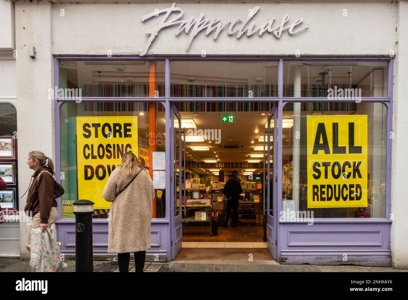 Febbraio 2023 - il negozio Paperchase su Peascod Street a Windsor sta chiudendo e vendendo tutte le scorte a causa della chiusura della catena. Foto Stock