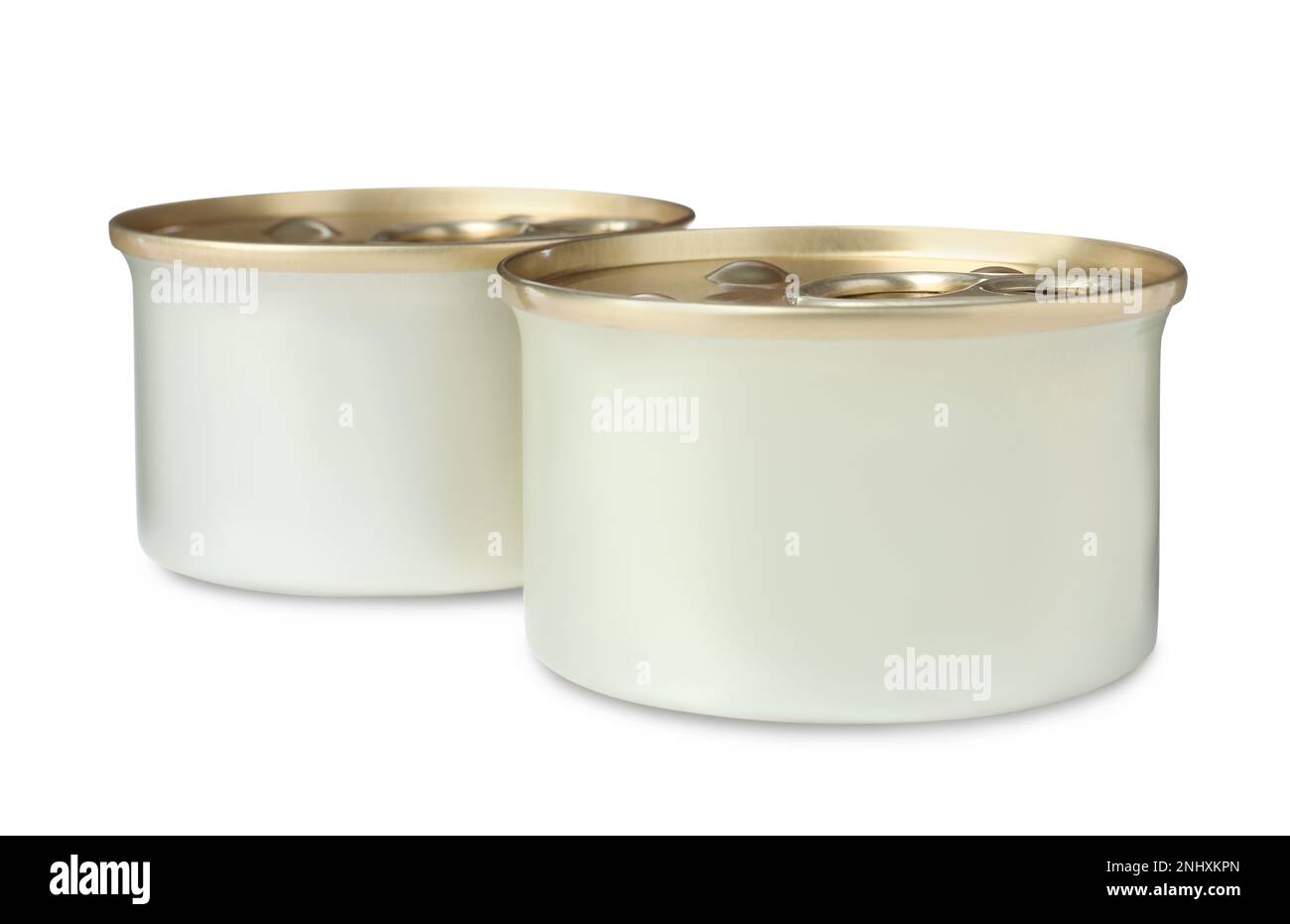 Lattine di lattine di alimenti per animali domestici bagnati su sfondo bianco Foto Stock