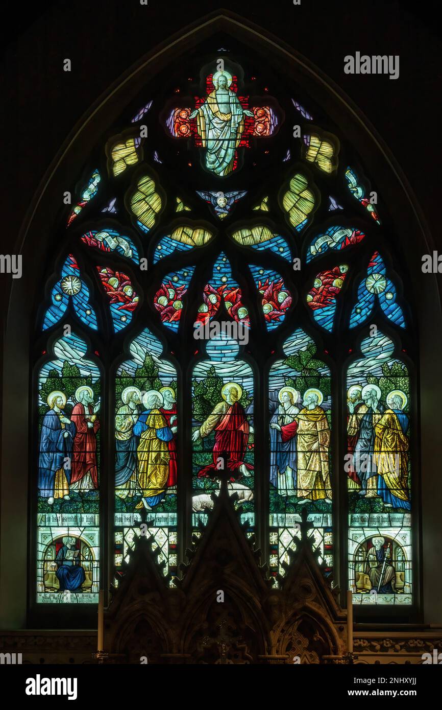 Immagini religiose di fede cristiana in vetrate della Chiesa di San Pietro e San Paolo, Uppingham, Rutland, Inghilterra, Regno Unito Foto Stock