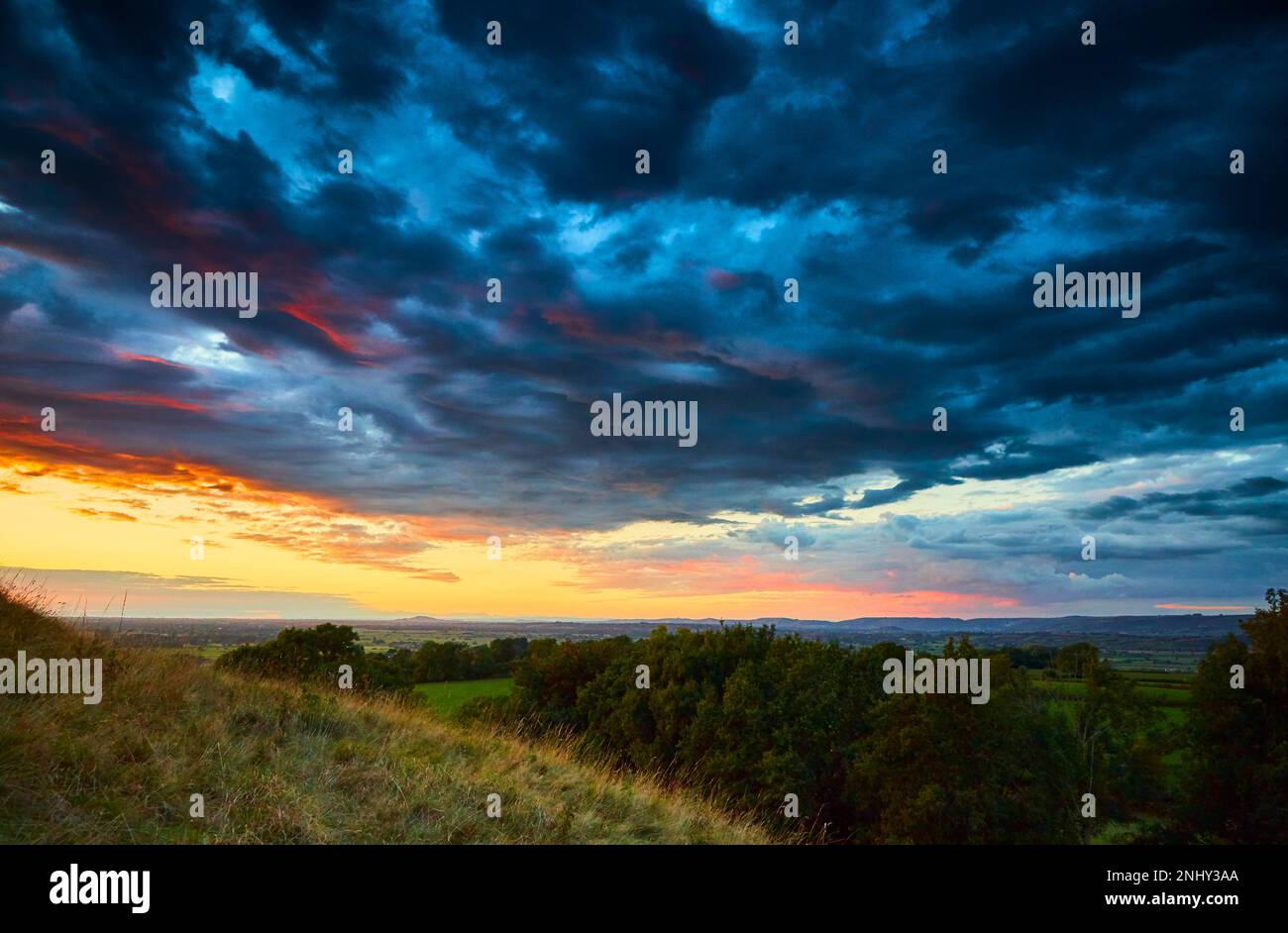 Cieli tempestosi su Glastonbury. Glastonbury Tor, Somerset. Foto Stock